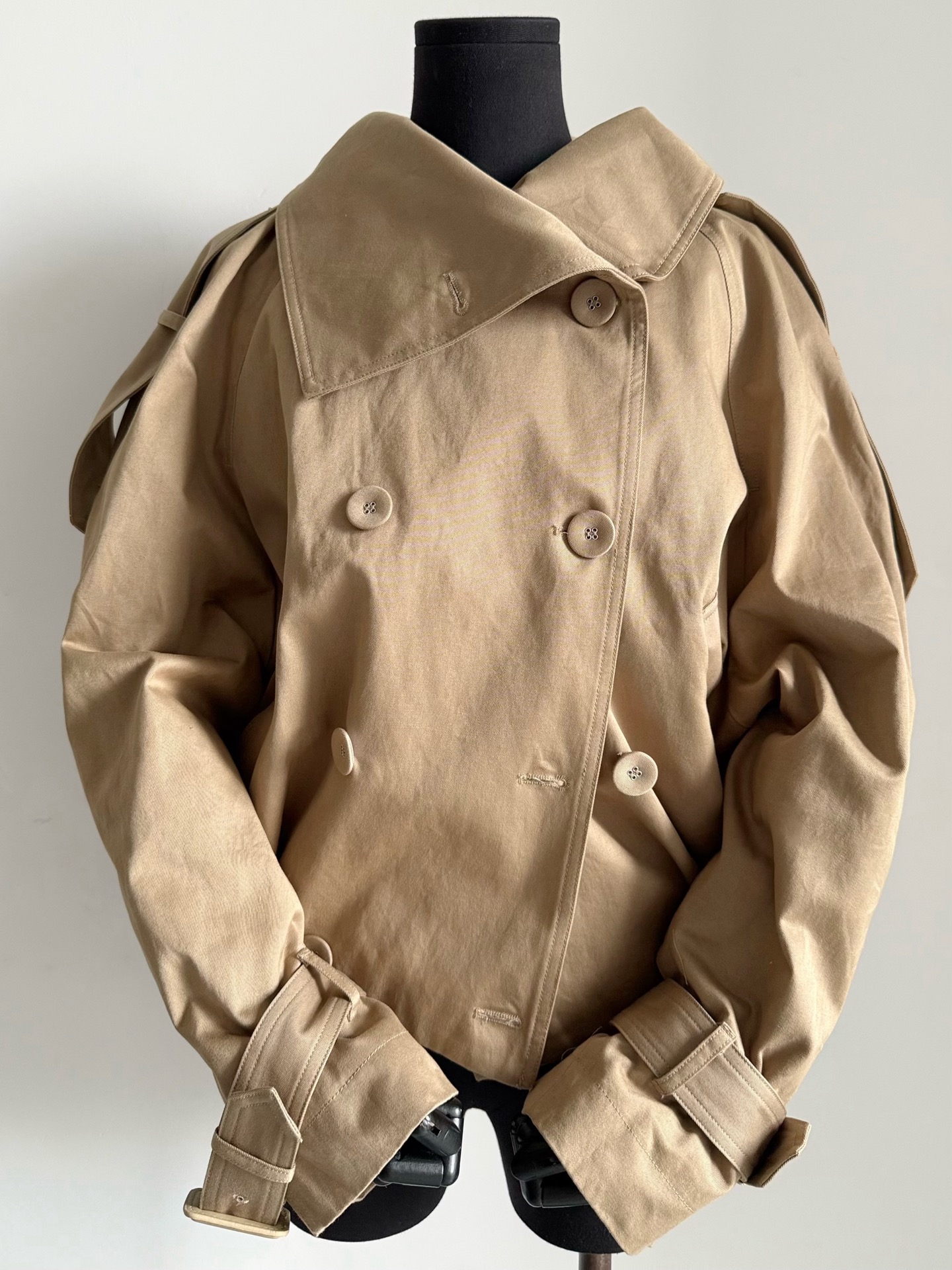 NO:475399,Long-termism can wear a coat that lasts a lifetime. The goods sold every day are snatched up and are not enough to divide them. Acn~ It's really good!! My custom khaki windbreaker fabric can see the clear patterns, the touch is delicate and textured. The whole piece of heavy-industrial fabric core buckle includes customized old leather markings. Small details are wide open with the market. Super soft and comfortable plaid lining is moisture-absorbing and sweating. Various ways to wear can be a stand-up collar and open. No matter who wears it, it has a simple, elegant and upscale feeling. Jackets & coats, alexander wang19860909长期主义可以穿一辈子的外套 每天出的货都被疯抢完全不够分 Acn~真的太会了 !! 我家定制卡其色风衣面料 看得到清晰纹路,手感细腻有质感 整件重工面料包芯扣 包括定制的做旧真皮皮标刻字 小细节都和市面拉开差距. 超柔软舒适的格纹内衬吸湿排汗 多种穿法可立领可敞开 不论谁穿都有简约大气上档次的感觉,,jackets & coats,alexander wang,Women's clothing