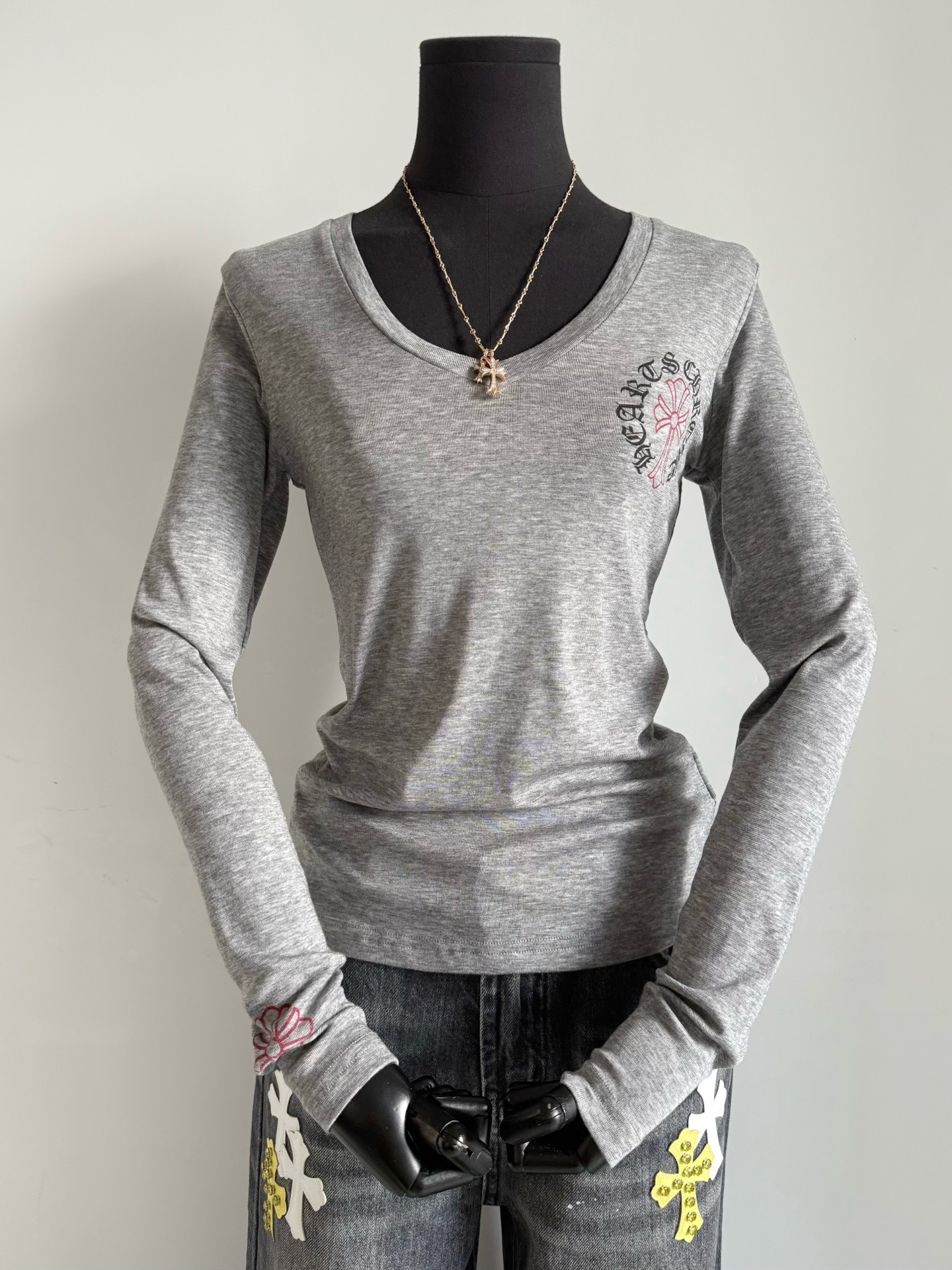 NO:475409,The transition season has no resistance to this light tee. It is worth buying one piece and stocking up one piece. I recommend that all my old customers collect it!! Tensil wool base fabric is elastic, skin-friendly and soft, and has a sense of breathing. V-neck waist-tight, and it makes you look slim on the shoulders. You can wear it alone as a base. Get a few more pieces in the closet to make a sense of security. Alexander wang19860909过渡季节对这种轻薄tee毫无抵抗力 值得买一件囤一件的精品tee 推荐我家老顾客都要收 !! 天丝羊毛打底面料,富有弹力 亲肤柔软的自感自带呼吸感 V领收腰,正肩显瘦 当下可以单穿入秋了当打底 衣橱多备几件才有安全感,,alexander wang,Women's clothing