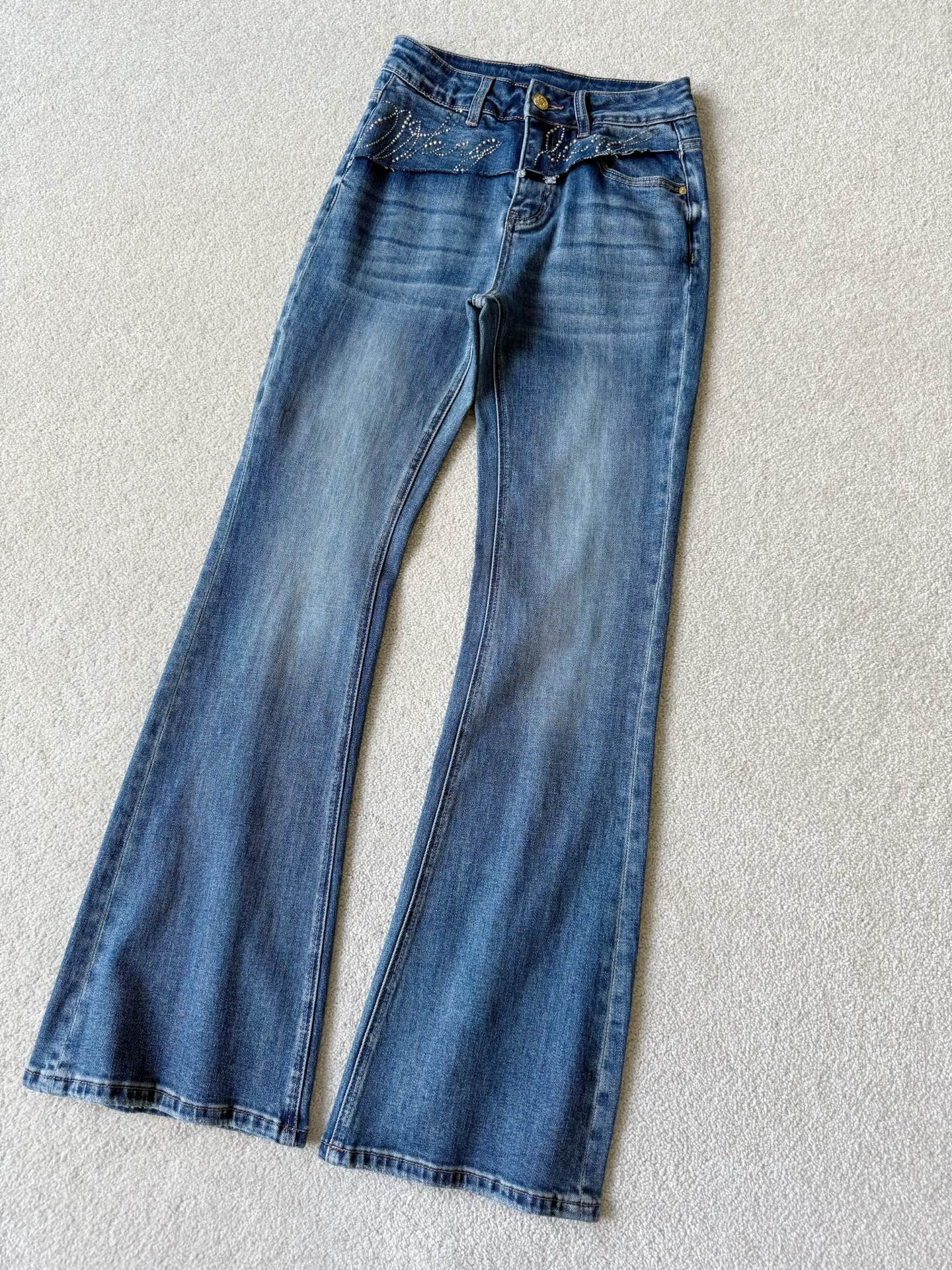 NO:475430,Gathered recent fashionable elements, just right tile trousers with three-dimensional tailoring, this pair of jeans is awesome!! Customized classic blue denim cotton fabric with elasticity, three-dimensional tailoring, medium and high waist, fake two-piece layered visually, especially friendly to small people, beautification ratio makes your legs look long, and you can match it with all sweaters and shirts, jeans, shirts, alexander wang19860909集齐了近期时髦元素 恰到好处的微喇裤型加立体剪裁 这条牛仔裤封神啦 !! 定制经典蓝牛仔棉面料带有弹力 立体剪裁中高腰,假两件叠穿视觉 对小个子特别友好 美化比例显高显腿长 入秋了搭配一切的毛衫衬衫都可,,jeans,shirts,alexander wang,Women's clothing