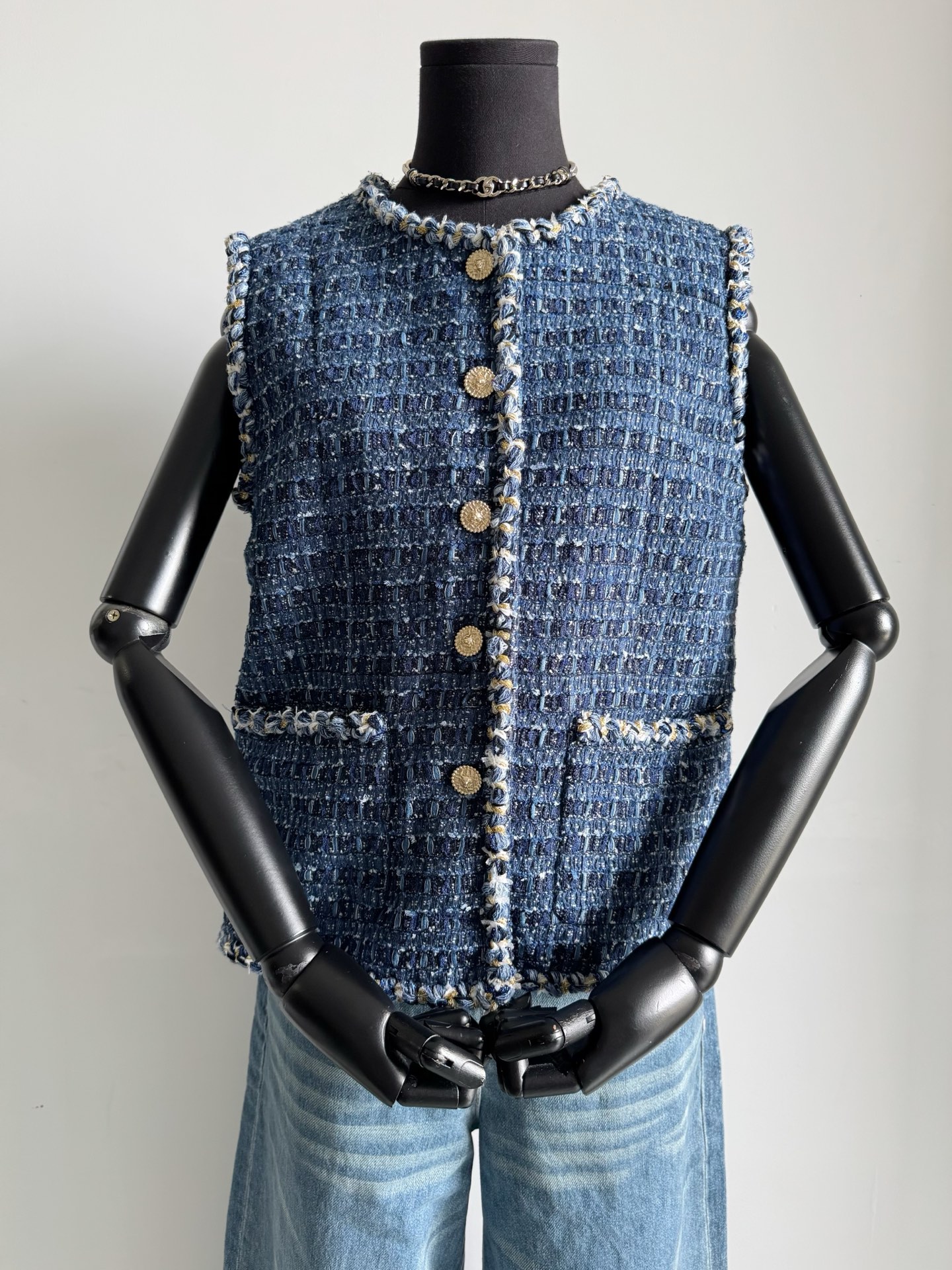 NO:475389,Chane Classic Blue has finally come back. The 25A must-pay collection level tweed vest. Wang Yibo's private clothes are also perfect!! I recognize the texture and style of my fabric. Accurately tailored according to yb, which can be worn by both men and women. The upper body is very stand-alone and will not collapse. I am optimistic about my family's beautiful hardware with a large-scale mold opening and 18m silk lining (this is plain. The perfect quality of what you see is what you get is first come first served, chanel, real silk, alexander wang19860909chane经典蓝终于复出了 25A必收款收藏级别粗花呢马甲 王一博私服也完美演绎 !! 认准我家面料的质感和版型 精准按照yb剪裁,男女皆可穿 上身非常立挺不会软塌 看好我家重金开模绝美五金 以及18姆真丝内衬（这款是素的 所见即所得的完美品相先到先得,,chanel,real silk,alexander wang,Women's clothing