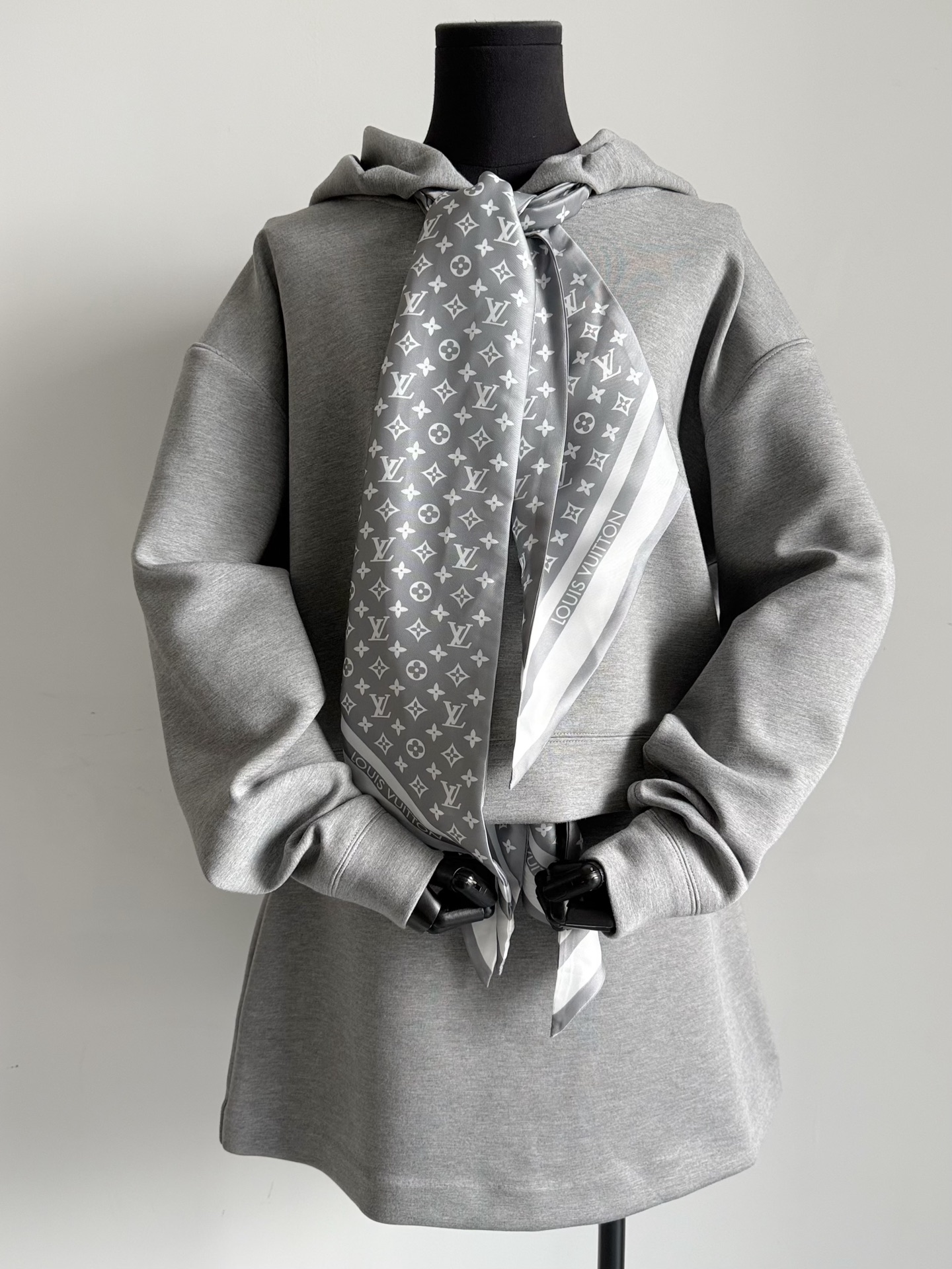 NO:477124,Who knows the value of this set? The limited edition of the cabinet VIP is a first come, first served. I have kept several 1Vs in early autumn. The design and workmanship are on my point!! Customized floral gray space cotton fabric is silky and skin-friendly, washable and wearable and easy to manage. Hooded loose sweatshirt + A-line skirt matching. It is age-reducing and fashionable, and can be sporty and daily. Delivery mulberry silk old silk scarves. It has widened the gap with the existing casual sweatshirts in the wardrobe., hoodie, sweatshirts, skirts, hats, alexander wang19860909谁懂这一套的含金量阿 柜子vip限定款先到先得 早秋的1V我自己都留了好几件 设计和做工都踩在我的点上 !! 定制花灰色太空棉面料 丝滑亲肤,耐洗耐穿方便打理 连帽宽松卫衣+A字半裙搭配 减龄又时髦,可运动可日常 配送桑蚕丝老花丝巾 和衣橱已有的休闲卫衣拉开差距,,hoodie,sweatshirts,skirts,hats,alexander wang,Women's clothing