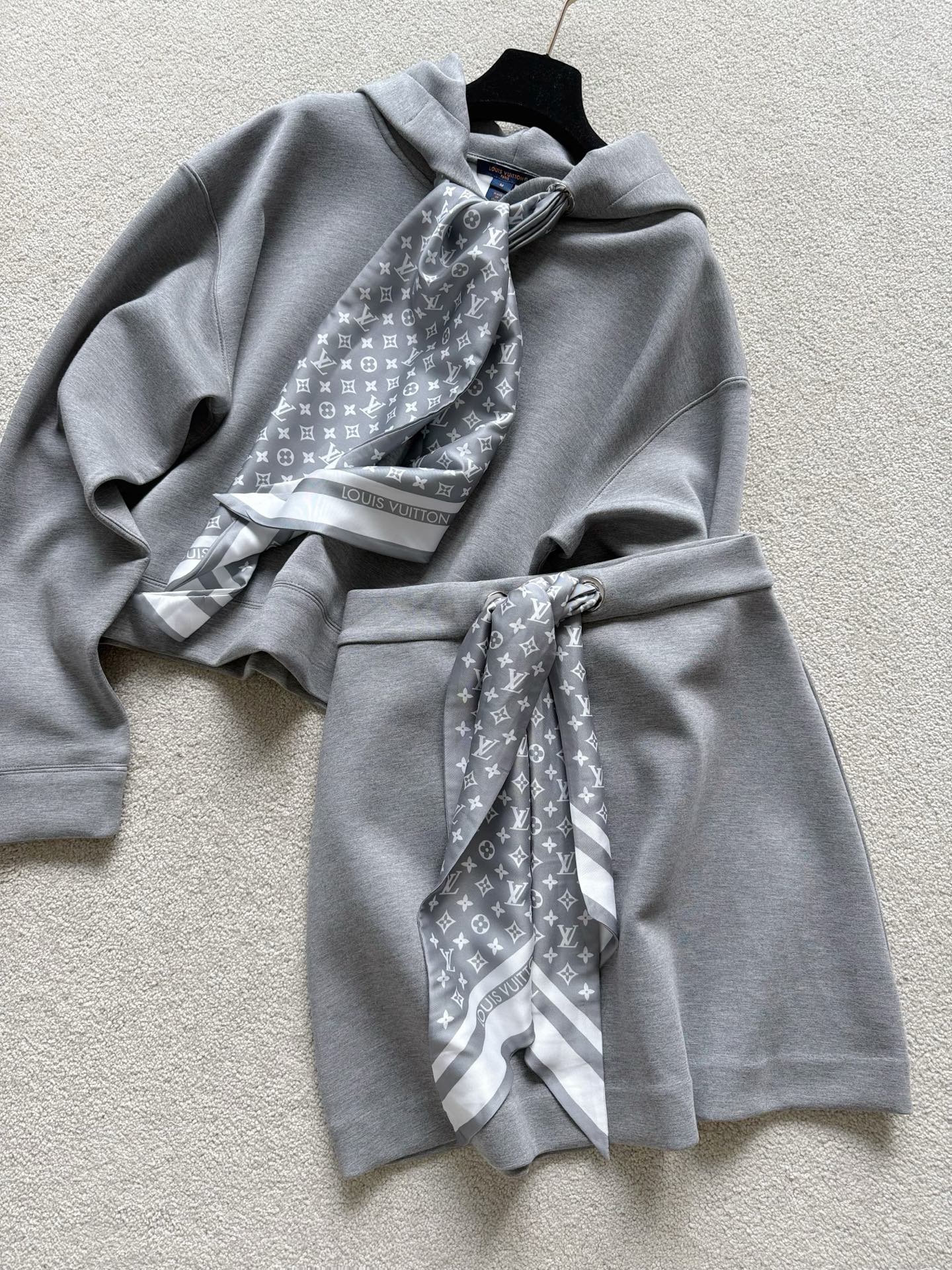 NO:477171,Real photos of matching space cotton skirts. They can be matched with other tops at home. Milk silk silk scarfs at waist, skirts, alexander wang19860909配套太空棉半裙实拍图 可单独搭配家里其他上衣 腰部桑蚕丝老花丝巾点缀,,skirts,alexander wang,Women's clothing