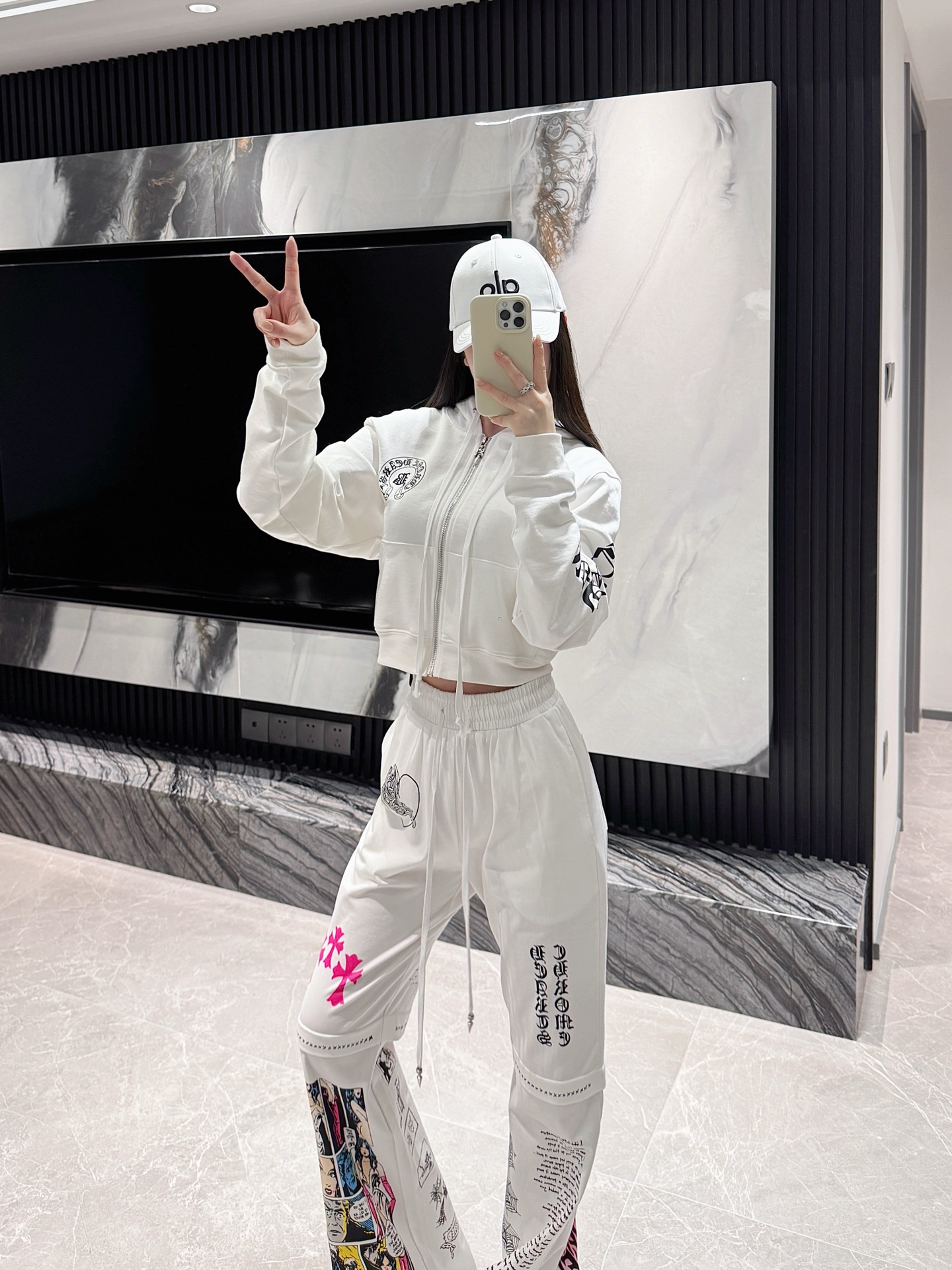 NO:478784,My own model look with a set of graffiti sweatpants, alexander wang19860909自家模特look 搭配一套涂鸦卫裤,,alexander wang,Women's clothing