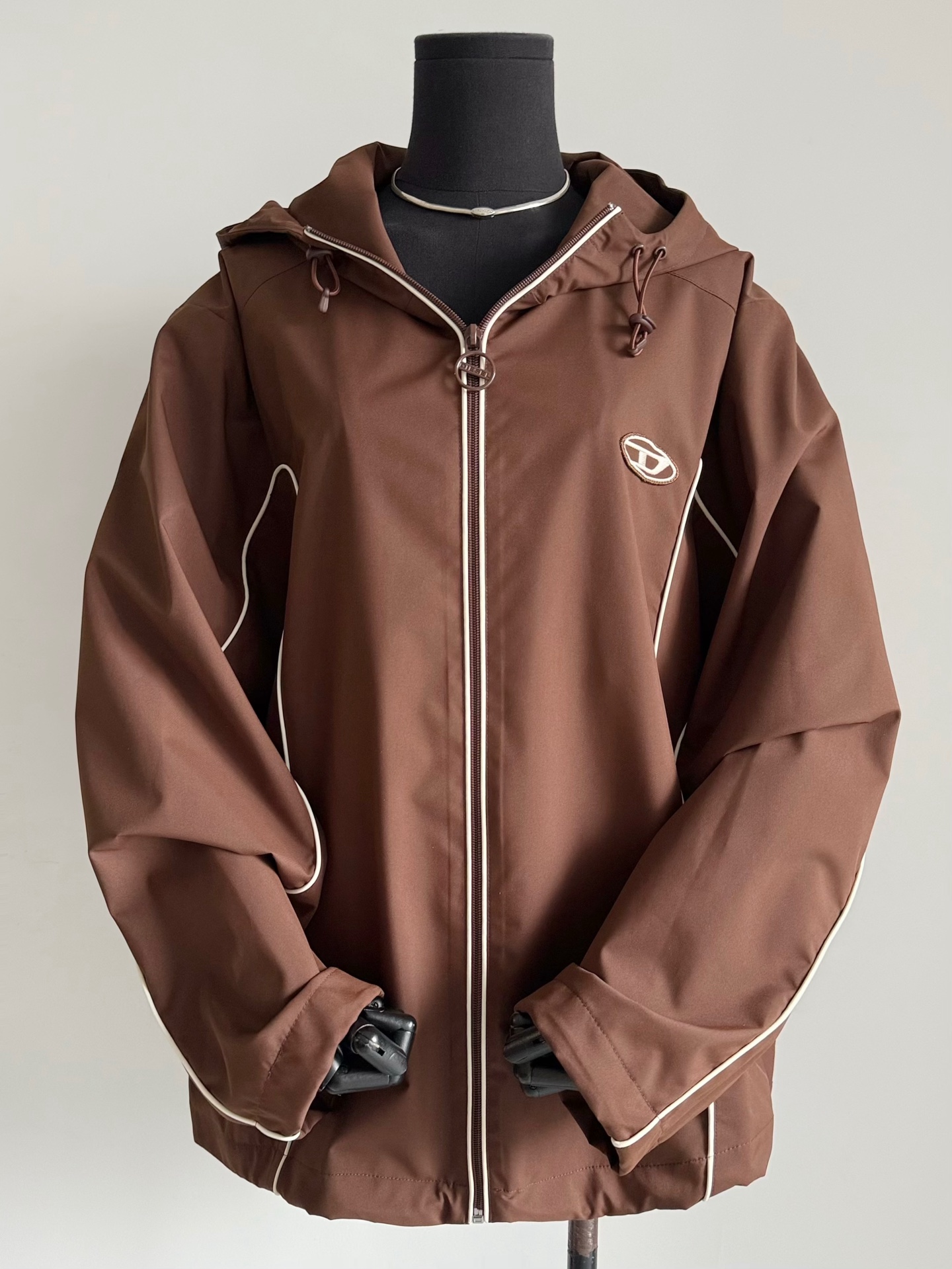 NO:478807,I haven't been out of DS for a long time, this jacket falls in love with it at first sight. The color of the large goods is so beautiful that it fits the atmosphere of autumn. ~~ Customized windproof fabrics have the same saturation, three-dimensional cut and hooded. The materials are very good and have no limit on the figure. Small badge embroidery logo is finely restored, including the design of lined mesh, which is both high-quality and practical, Jackets & coats, hats, alexander wang19860909很久不出DS,这件外套一眼爱上 大货实物颜色美到无法 恰如其分符合入秋的氛围感 ~~ 定制防风面料饱和度一致 廓形立体剪裁加连帽 用料十足对身材不设限. 小徽章刺绣logo精细还原 包括内衬网眼的设计 既有高颜值又有实穿性,,jackets & coats,hats,alexander wang,Women's clothing