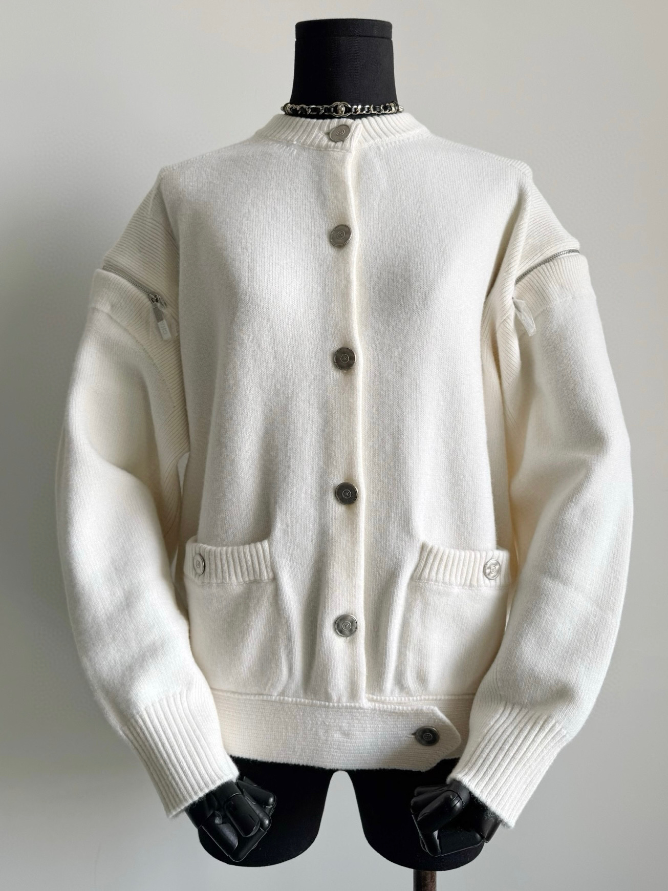 NO:480139,Xiangjia's hard-working finale has been released on the market. I don't care. Only after I get our big products can I understand what quality is. Fixed beige white/normal black cashmere wool material imported from the machine, including sewing plates, the upper body is a good style that can be seen. Although it is a sweater, it is still quite crisp and stylish. The sleeve part zipper yb opening mold is consistent with the body hardware. Top quality is sold in stock every day, chanel, sweaters, alexander wang19860909香家呕心沥血的压轴作品 市面已经出了很多版本我不care 拿到我们的大货才懂什么是品质. 定织米白色/正黑色羊绒毛料 进口机器重工制造包括缝盘 上身是看得到的好版型 虽然是毛衣也依旧挺括有型 袖子部分拉链yb开模 和衣身五金一致有份量的. 顶级品质现货入库每天都发,,chanel,sweaters,alexander wang,Women's clothing
