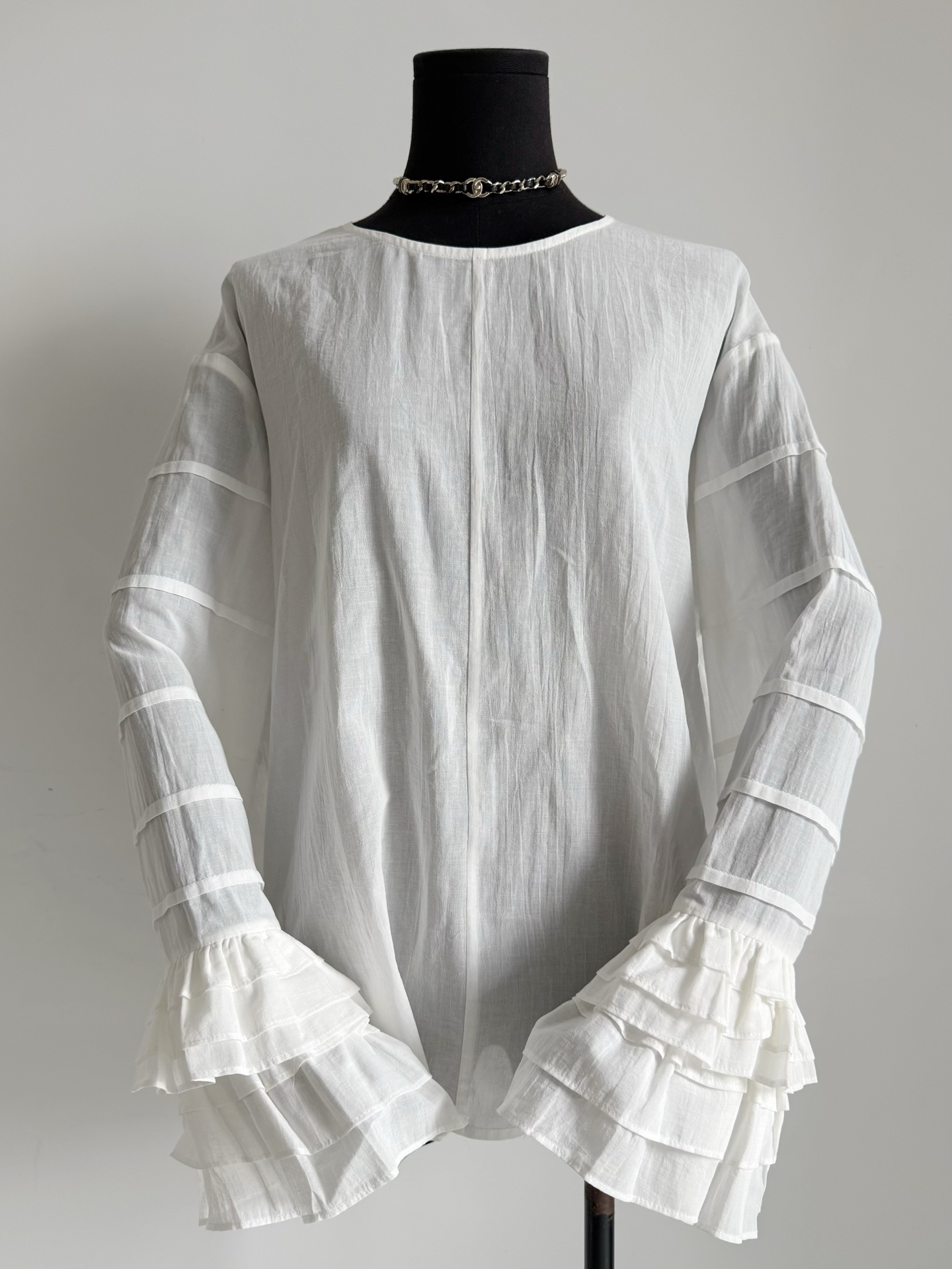 NO:480170,My mid-sized styles are all profitable after closing my eyes. Not only is the style and aesthetics online, but the quality is also the first to count the ceiling!! Customized ultra-light linen cotton is refreshing and breathable. It is a slightly transparent fabric but very high-end three-dimensional tailored loose cardigan style. Multiple design atmosphere of ruffles on the sleeves. Premium shirts that can be worn both front and back. Shirts, alexander wang19860909我家中古款闭眼收都是赚 不仅款式审美在线 品质也是数一数二天花板 !! 定制超轻薄的亚麻棉清爽透气 是那种微透的面料但非常高级 立体剪裁宽松开衫版型 袖子部分荷叶边多重设计氛围感 前后都能穿的精品衬衫,,shirts,alexander wang,Women's clothing