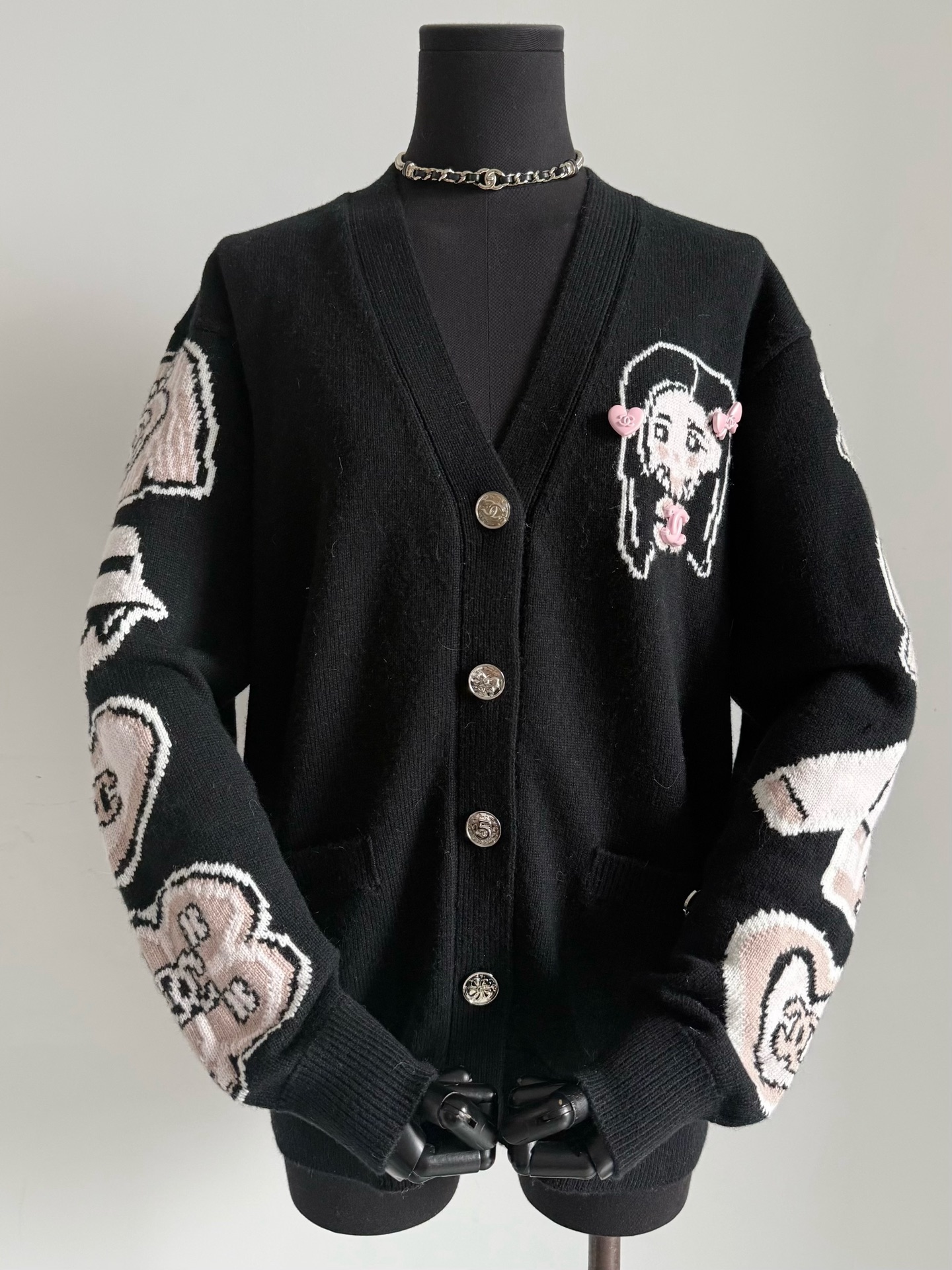 NO:480183,The girlish 25B hidden cardigan is full of heart. Many people didn't notice it at first, but they were accidentally moved by the details!! In addition to the black + pink cashmere wool that is made of fixed knitted and dyed, each piece of hardware button is different. Including the light pink accessories on the chest, it is a small detail that even fragrant powder cannot be rejected. The price of the whole piece is very suitable and recommended to old customers to keep it for themselves., alexander wang19860909少女心爆棚的25B隐藏款开衫 很多人一开始没注意到它 结果无意之间被细节狠狠打动 !! 除了定织定染的黑+粉羊绒毛料之外 整件的五金扣每一颗都不一样 包括胸前的淡粉色配件 是香粉都无法拒绝的小细节 整件价格非常合适推荐老顾客自留,,alexander wang,Women's clothing