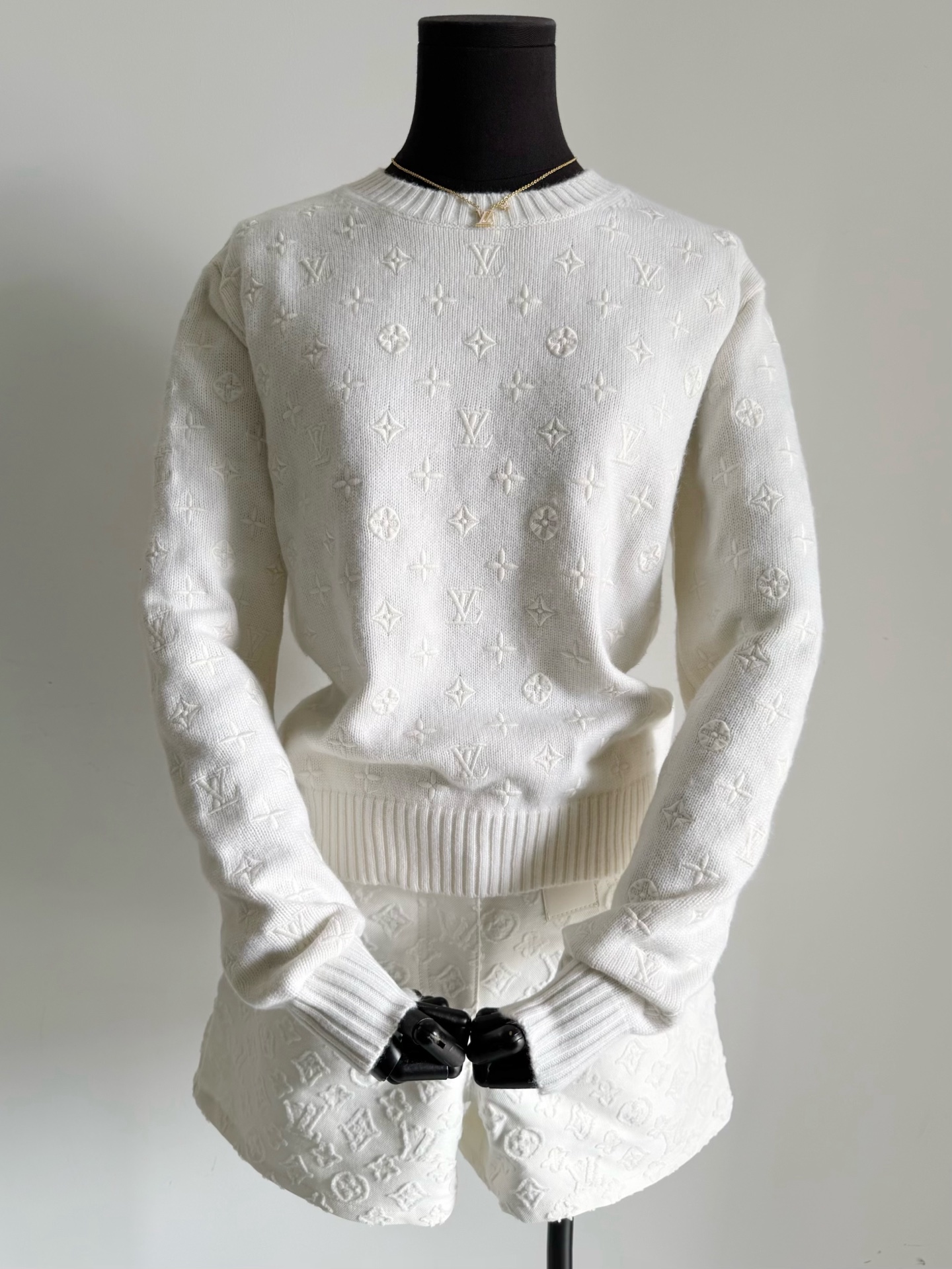 NO:481590,A high-end sweater that is heart-warming at first glance. The material feel is amazing!! Customized rice and apricot color cashmere is soft and skin-friendly. The imported machine uses matte embroidery thread. The full-frame positioned embroidery logo is neatly arranged and the details are flat and detailed. You can see the three-dimensional feeling of the pattern. It is not something that small factories on the market can encounter. Alexander wang19860909一眼心动的高级毛衫 实物质感让人赞不绝口 !! 定制米杏色羊绒毛料亲肤柔软 进口机器采用哑光绣线 满幅定位刺绣小logo 排序整齐,细节平整细致 可以看到图案的立体感十足 不是市面小工厂可以遇到的,,alexander wang,Women's clothing