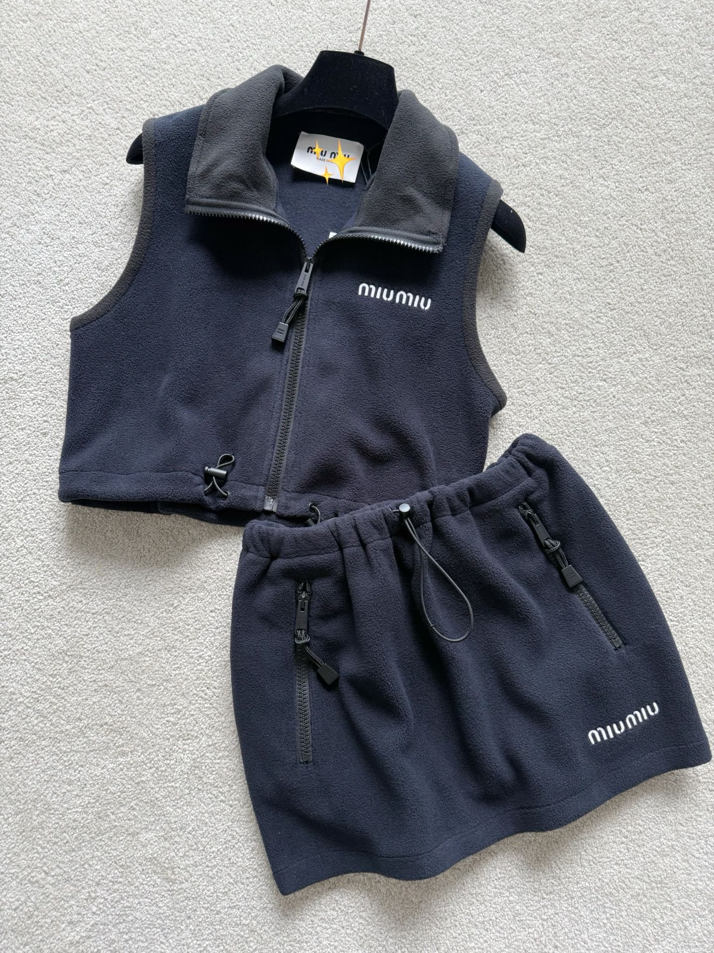 NO:481622,The cabinet mainly focuses on the fleece series of small vests/skirts/silhouette jackets. We bought YB in the entire series. Identify the development of my home's style and fabric. Update the small vests and skirts. There are drawstrings to adjust, and there are many ways to wear them. There are no restrictions on the figure. My home's deep blue fleece particles are even. The warmth and comfort are the best. It is completely different from the cheap version on the market., skirts, jackets & coats, alexander wang19860909柜子今年秋冬主打摇粒绒系列 小马甲/小半裙/廓形外套 全系列我们都买了YB 认准我家版型和面料的开发 更新小马甲和半裙一套 都有抽绳可以调节,穿法很多 对身材不设限 我家深藏蓝摇粒绒颗粒均匀 保暖度和舒适度都最佳 完全区别市面廉价版本,,skirts,jackets & coats,alexander wang,Women's clothing