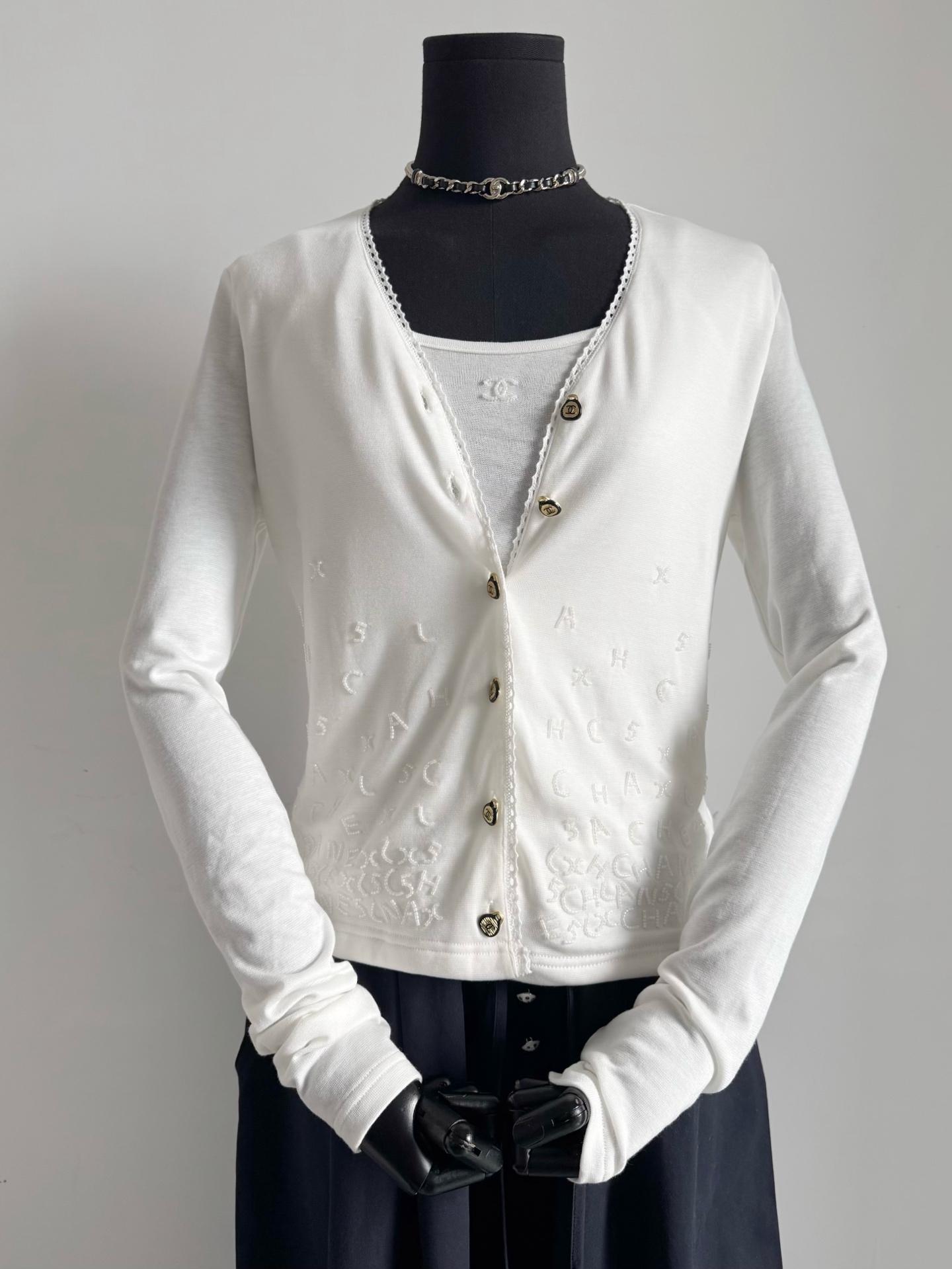 NO:481640,The slow hand is waiting for orders. The beautiful two-piece set of meticulous styles that are very difficult to encounter on the market. One price is two items. It is still very beautiful when worn separately. ~~ The silky and skin-friendly Tianshi cotton is suitable for close-fitting. V-neck cardigan with U-neck inner strap. Hem is super heavy hand-sewn beads. You can see through the screen that you can see heavy time and effort in the wardrobe and shiny. Alexander wang19860909手慢又是等补单的节奏 市面超难遇到的绝美中古款两件套 一个价格收入两个单品 分开穿照样美得不行 ~~ 丝滑亲肤的天丝棉,适合贴身穿 V领开衫搭配U领内搭吊带 下摆超重工手缝珠片 隔着屏幕都看得到重耗时耗力挂在衣橱都闪闪发光,,alexander wang,Women's clothing