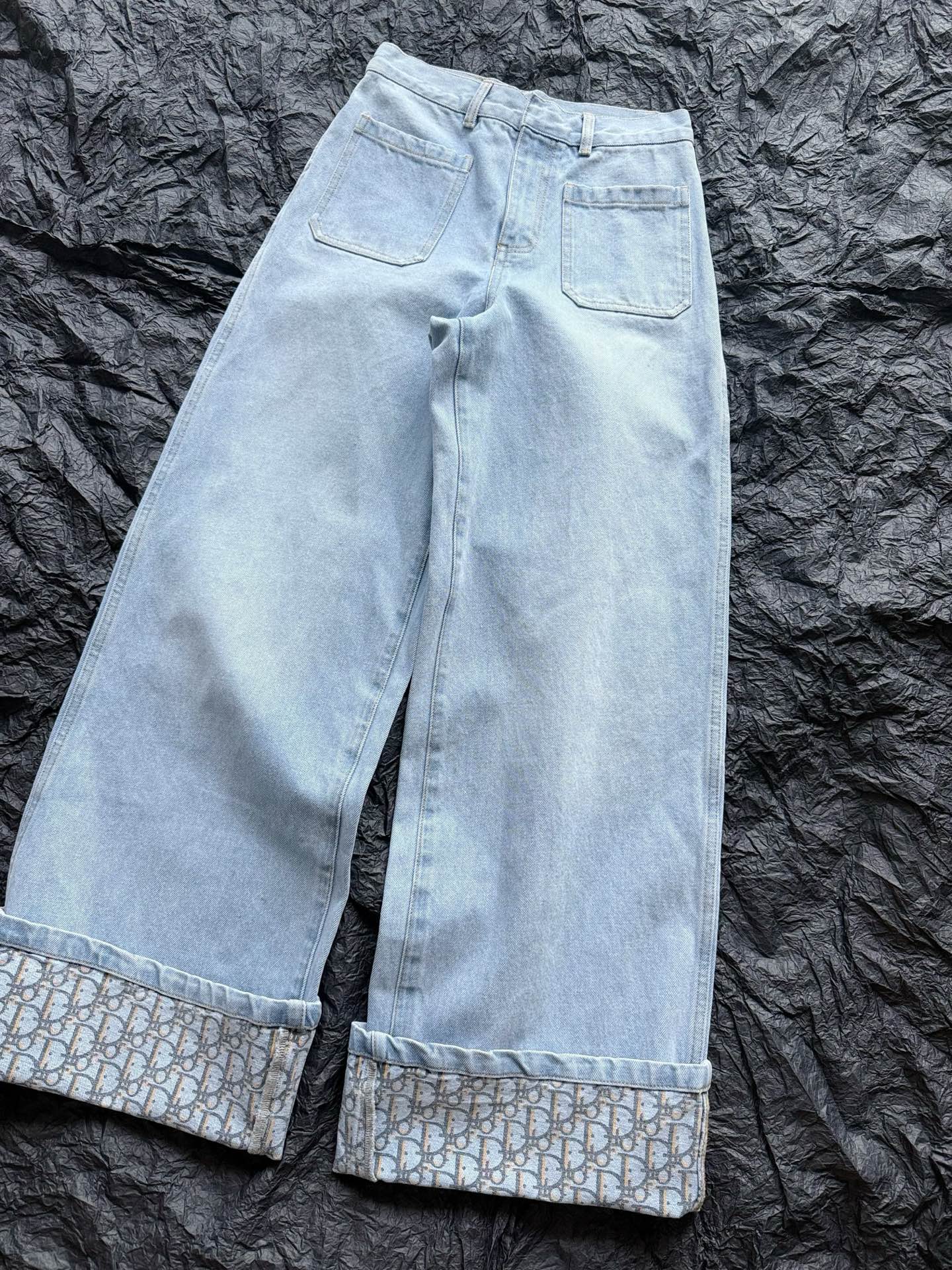 NO:483584,Classic straight-leg flip trousers. This new color has reached a new height this year!! I'll see my real photo of the cowboy light blue. The real thing is more advanced. The classic jacquard logo inside is very delicate. The hem flip is more casual and recognizable. There is no limit on height and leg shape. You can compare with other versions on the market. Alexander wang19860909经典直筒翻边裤型 今年这个新颜色美出新高度 !! 认准我家实拍洗水牛仔浅蓝色 实物更加高级 内里经典提花logo很细腻 下摆翻边穿更休闲有辨识度 对身高,腿型都不设限 可以多多对比市面其他版本,,alexander wang,Women's clothing