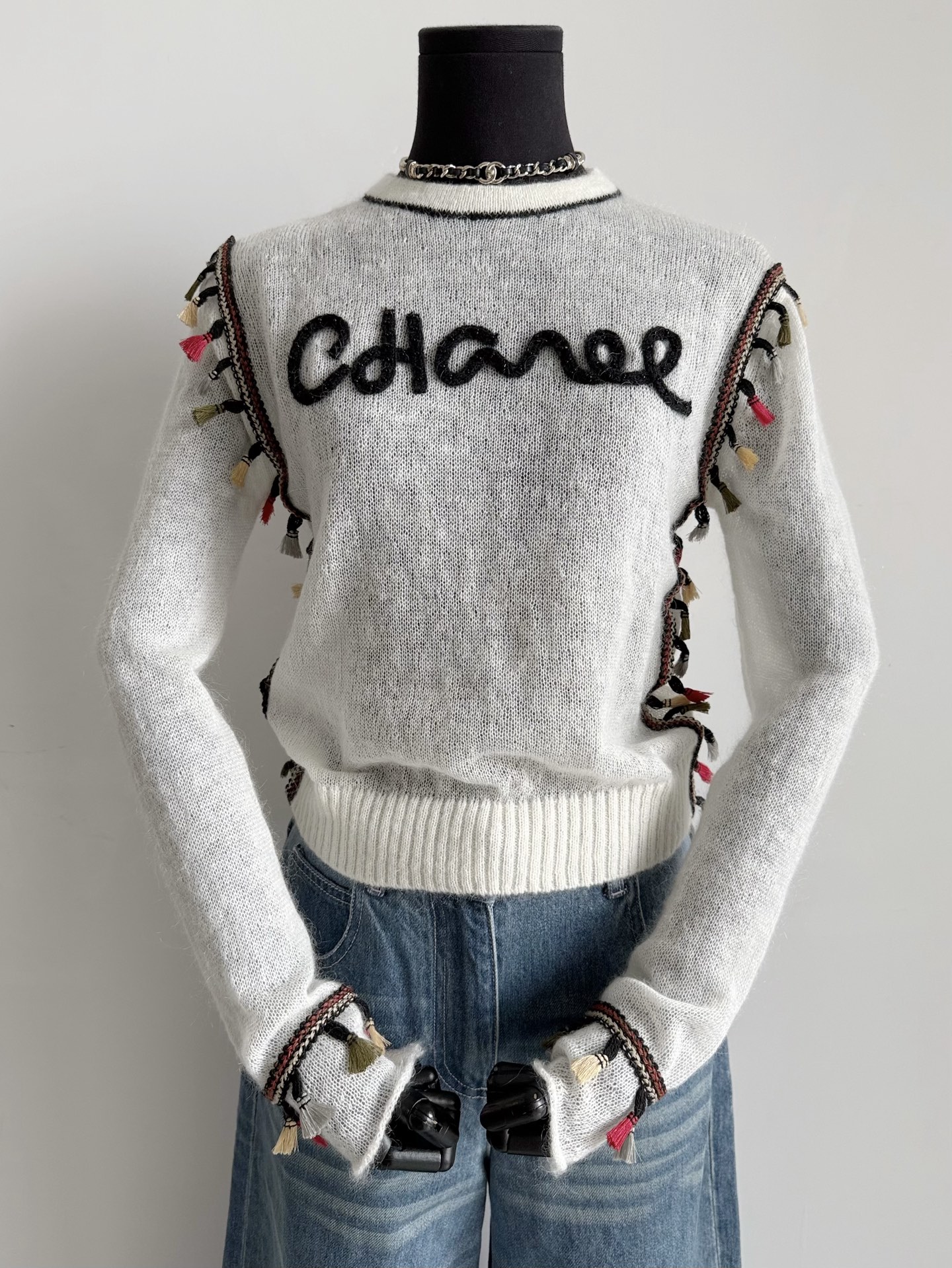 NO:483610,It is not easy to wear the same clothes as you are a recognizable person. This year is a true love for the ancient fragrance. You can feel the exquisite craftsmanship through the screen. ~~ The weaving method is a thin mohair texture. It is suitable for close-fitting and soft and skin-friendly. The chest/side/and cuffs are purely hand-sewn tassel details are time-consuming and labor-intensive. It is more lively and playful than the sweaters already in the wardrobe. Sweaters, alexander wang19860909有辨识度也不易撞衫 今年是真的挚爱中古香 隔着屏幕都感受到工艺的精美 ~~ 定织超细腻的羊绒毛料 织法是轻薄的马海毛质感 适合贴身,柔软亲肤到极致 胸前/侧面/以及袖口 纯手工缝制流苏细节耗时耗力 比衣橱已有的毛衣更加灵动俏皮,,sweaters,alexander wang,Women's clothing