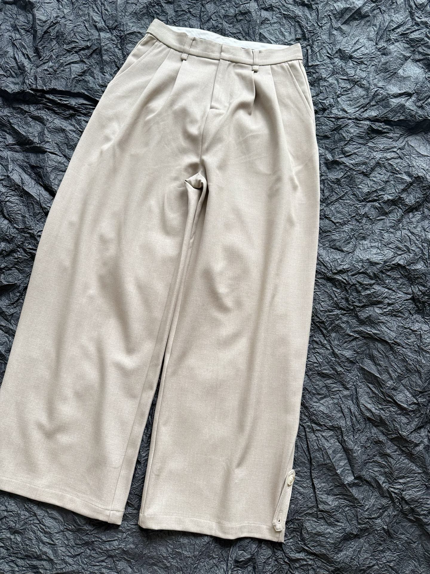 NO:483622,Excellent suit pants that can be commuted and daily, the texture and drape of my home are comparable to the four-digit shopping mall, a variety of khaki tones, three-dimensional tailoring, medium and high waist, loose wide-leg style, and trouser legs can also be collected, meeting the needs of different occasions, My home fabric can withstand three to five years of wearing and washing without deformation, business suit, alexander wang19860909可通勤可日常的绝好西装裤 我家的质感和垂坠感 媲美商场四位数的无差别 多种穿法卡其色调 立体剪裁中高腰 宽松阔腿版型,裤脚还能收 满足不同场合穿搭需求 我家面料经得起三五年穿洗不变形,,business suit,alexander wang,Women's clothing