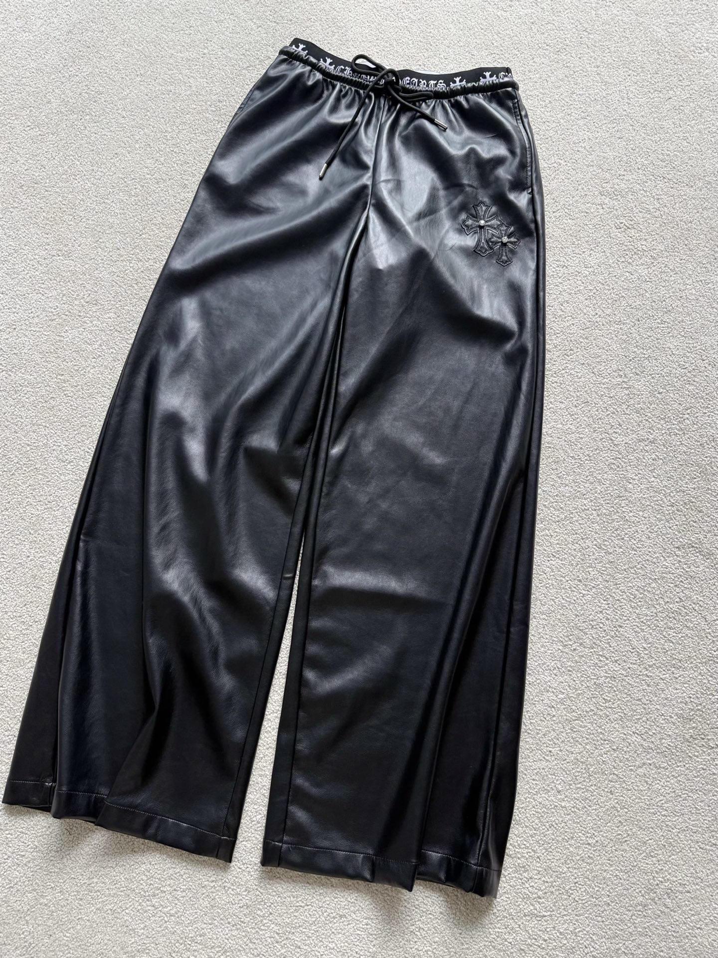 NO:483644,Sell ​​a pair of fine leather pants with less than one. All seasons can be used to accept it with confidence. Reject rigidity and sultry!! You can know how easy it is to wear it. Customized high-quality pu leather fabric has excellent gloss. A layer of wool inside is treated with moisture and sweating. It is more drape and stylish than ordinary leather pants. The elastic logo waist is not limited. It is suitable for customers with meat. Alexander wang19860909卖一条少一条的精品皮裤 四季款可放心收 拒绝死板,拒绝闷热 !! 入手就知道它有多好穿 定制高品质pu皮面料光泽度极佳 内里一层磨毛处理吸湿排汗 又比普通的皮裤更加垂坠有型 弹力logo腰不设限 即使是有肉的顾客穿也很适合,,alexander wang,Women's clothing