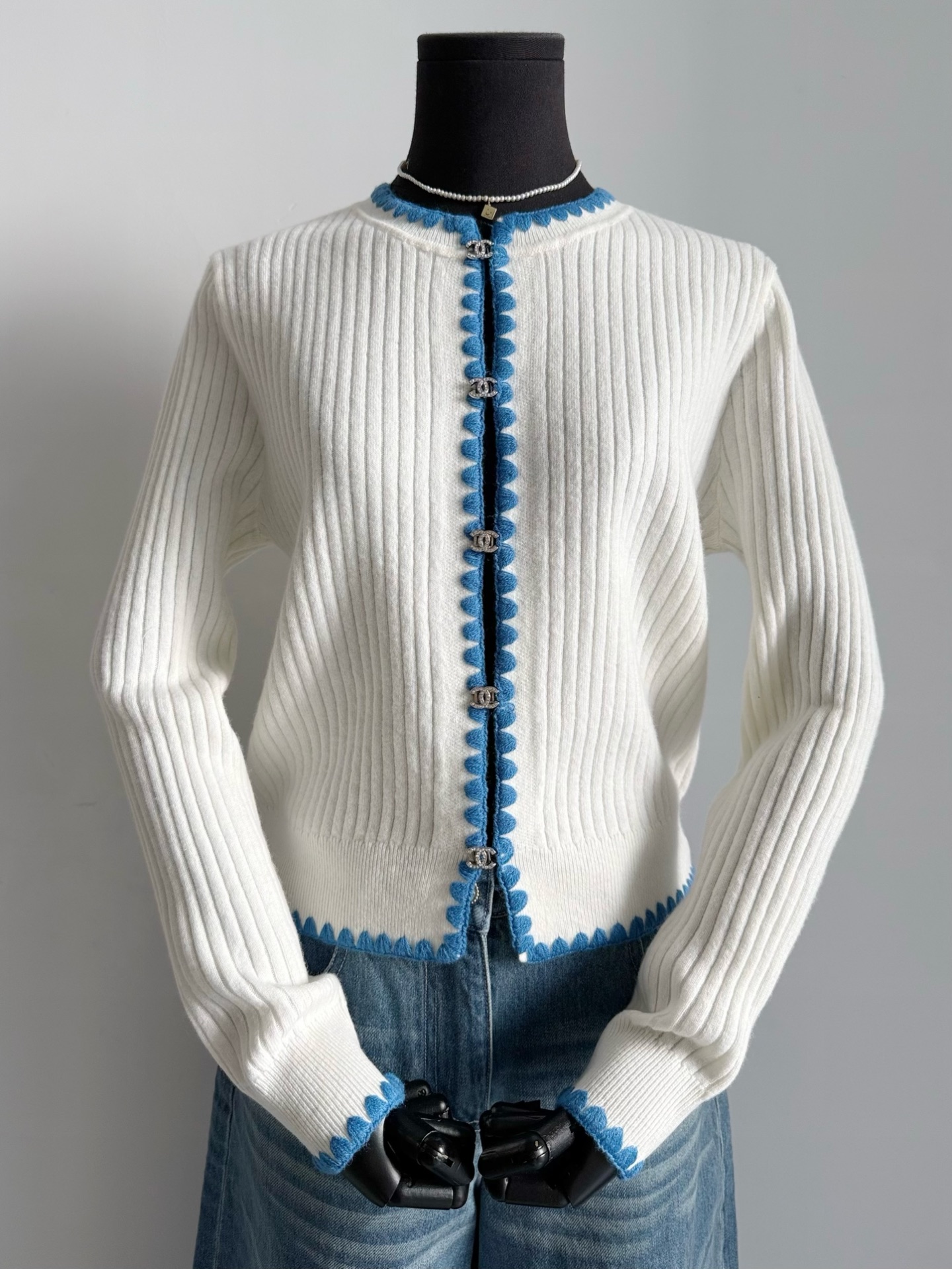 NO:483654,The medieval flavor is truly better than the popular models of the season. Offline medieval stores are also hard to come by. It really makes you feel satisfied with buying!! The texture and design are all ceilings. Customized super soft and glutinous wool fabric rice and apricot color. Pure hand-cropped Klein blue lace. It takes time and effort and has a three-dimensional feeling. The double C buttons are enough to embellish 360-degree, elegant and charming, alexander wang19860909真正比当季热门款还好看的中古香 线下中古店也是可遇不可求 真正让你买得心满意足 !! 质感和设计都是天花板 定制超软糯的羊毛面料米杏色 纯手工钩织克莱因蓝花边 耗时耗力,立体感十足 双C扣子点缀一下就足矣 360度无死角优雅迷人,,alexander wang,Women's clothing