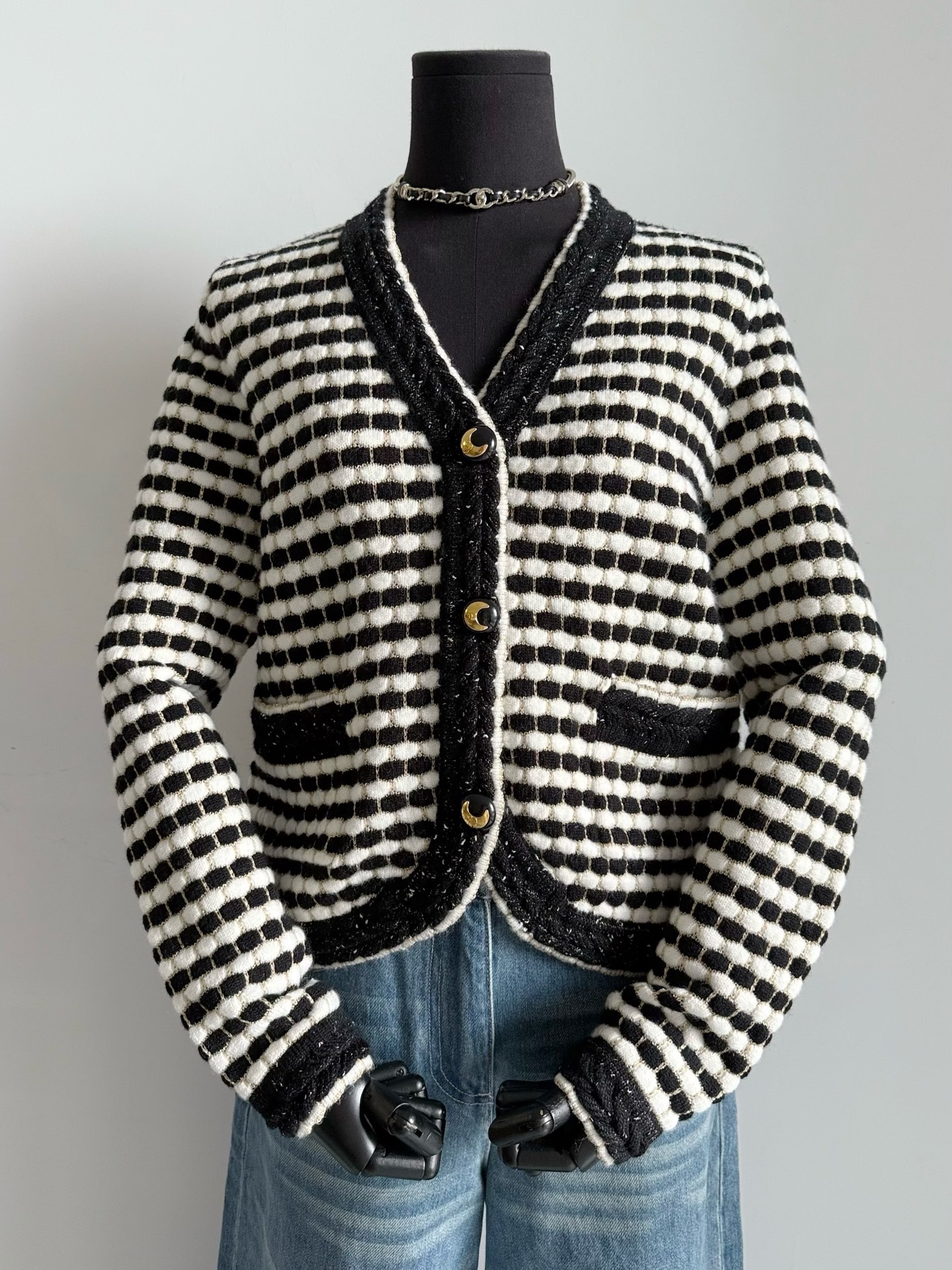 NO:483624,Continue to release the beautiful meridian fragrance. This large item is kept by yourself as soon as it was put into storage. The real thing is much more beautiful than the real shot!! The fixed-woven and fixed-dyed cashmere wool is interspersed with gold thread. The textured weaving method is rich in layers. The inner processing is delicate and in place and will not be tied. Including the restoration of the V-neck front shoulder pattern and the meridian hardware buckle, it is irresistible. Whoever wears the first batch of good goods is beautiful when they are put into storage, alexander wang19860909继续发布绝美中古香 这一件大货刚入库就自留 实物比实拍美很多很多倍 !! 定织定染羊绒毛料穿插了金丝线 富有肌理感的织法,层次丰富 内里处理细腻到位不会扎 包括V领正肩版型的还原度 以及中古五金扣,都让人无法抗拒它 首批好货入库谁穿谁美,,alexander wang,Women's clothing