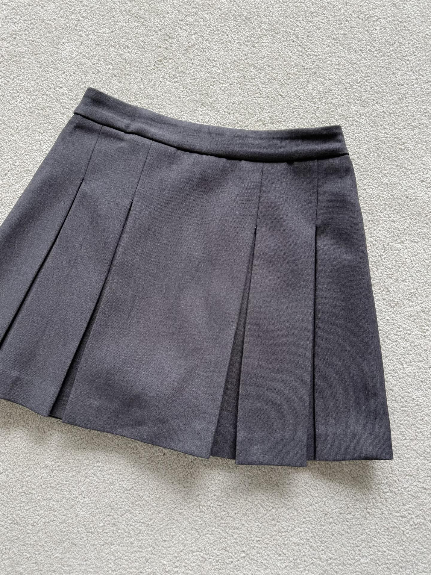 NO:484341,It is a skirt that is always worth collecting in the closet. No matter when it is turned out, I will fall in love with its high appearance again!! Customized imitation wool suit fabric, high-temperature pleated, high-quality texture, medium-high waist three-dimensional tailoring, free and unrestrained outfits, daily commuting to work, this high-quality skirt is a must-have, skirts, shorts, business suit, alexander wang19860909是衣橱永远值得收藏的半裙 不论什么时候翻出来 都会重新爱上它的高颜值 !! 定制精仿羊毛西装面料 经过高温压褶处理,质感上上乘 中高腰立体剪裁内设短裤 解放穿搭无拘无束 日常出街或者上班通勤 这种高品质裙子都是必备,,skirts,shorts,business suit,alexander wang,Women's clothing