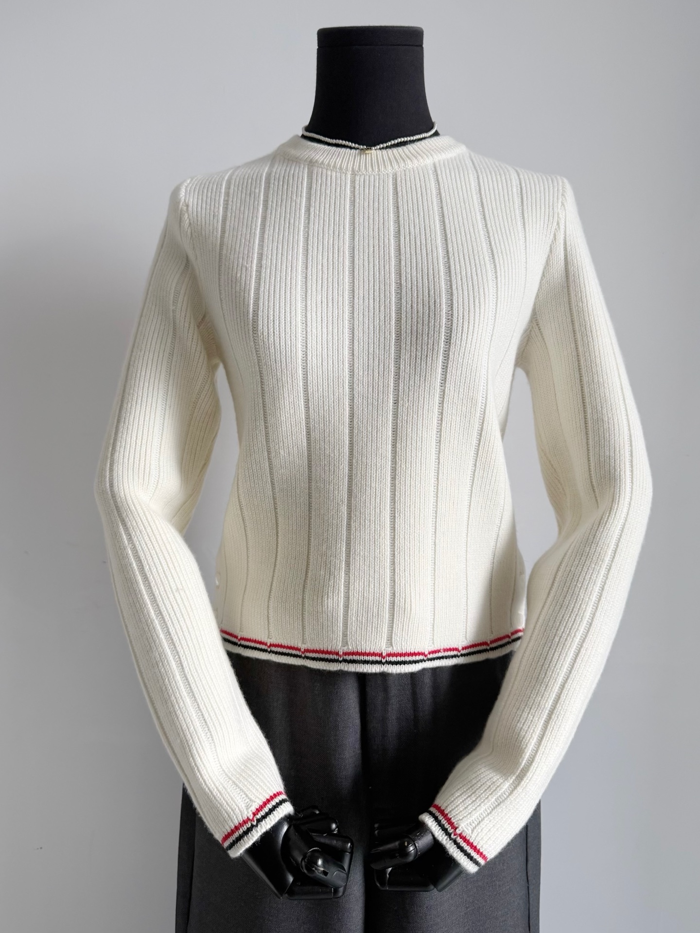 NO:484342,My details can withstand the test of magnifying glass. I buy it with my eyes closed and save money. I knitted and dyed Meinu wool fabric. The rice and apricot color saturation is just right. It is thick, soft, glutinous and elastic. It is durable and has excellent body tolerance. Classic contrasting weaving and webbing on the hem. Echoing the back collar webbing. The top-quality sweater that is so high that it is nowhere to be picked. Sweaters, alexander wang19860909我家细节经得起放大镜考验 闭眼入手都是省钱的“TB毛衣” 定织定染美丽奴羊毛面料 米杏色饱和度刚刚好 厚实软糯富有弹力 经久耐穿,对身材包容性极好 下摆经典撞色织法加织带 与后领子织带相呼应 高级到无处可挑的顶级毛衣,,sweaters,alexander wang,Women's clothing