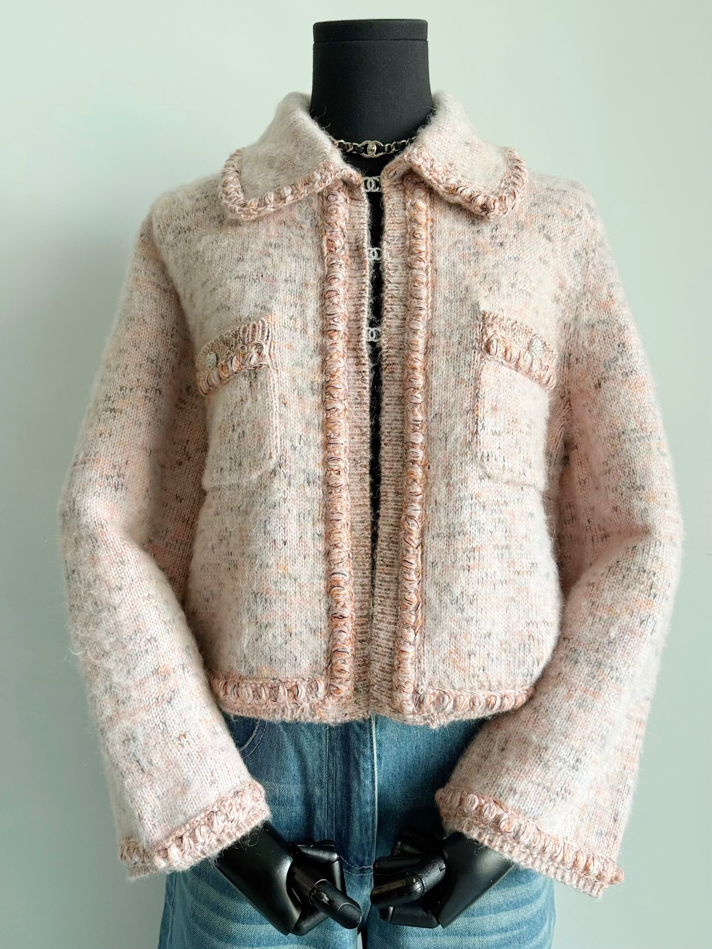 NO:485357,25B doll collar cardigan purchased at HK$4.50. Only my family is willing to develop this way. I want to collect the higher version. I am sure of the real photos of my family. Customized and dyed more than dozens of wool materials, including cashmere/wool/alpaca wool/mulberry silk, etc., as well as hand-woven pink and orange tones of webbing. Each jacquard three-dimensional shopping knitted is in line with the whole garment. The whole garment is well-behaved and upright, and the pattern can be seen. The market not only has a large color difference but also has a soft and slim shapeless, let alone our hardware and accessories, alexander wang19860909港币4.5w购入的25B娃娃领开衫 只有我家舍得如此做开发 想要收高版本·对版的认准我家实拍 定制定染数十种以上的毛料 包括山羊绒/羊毛/羊驼毛/桑蚕丝等 以及对版手工编织粉橘色调织带 每个提花的立体购织都对位 整件成衣乖巧挺拔,看得到的版型 市面不仅色差大而且软塌无型 更别说我们的五金和配件了,,alexander wang,Women's clothing