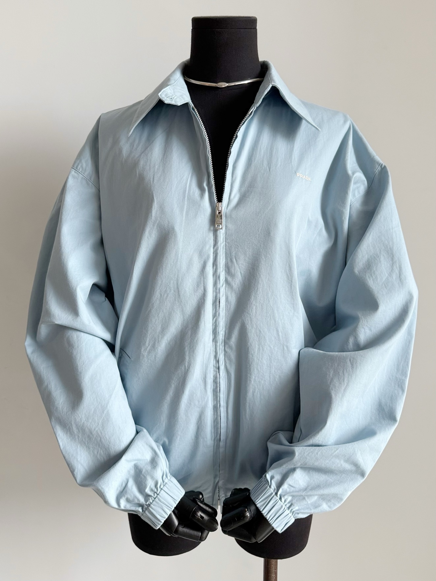 NO:486677,The first prad jacket in early autumn is light blue/light pink, the color is really deep. I can't make it without buying yb. The color of the version is specially adjusted more than 7 times, making the atmosphere and feel. Pure cotton materials are moderate in thickness, all seasons. The silhouette cut can be worn by both men and women. Commuting to work/daily going out, which gives people a low-key and atmospheric aesthetic. Prada, jackets & coats, alexander wang19860909早秋第一件prad@外套 浅蓝色/浅粉色,色调真的深得我心 不买yb真的做不出来 对版特调7次以上的颜色 做足了氛围感和手感 纯棉质用料厚度适中,四季款 廓形剪裁男女皆可穿 上班通勤/日常出街 都给人低调大气的好审美,,prada,jackets & coats,alexander wang,Women's clothing