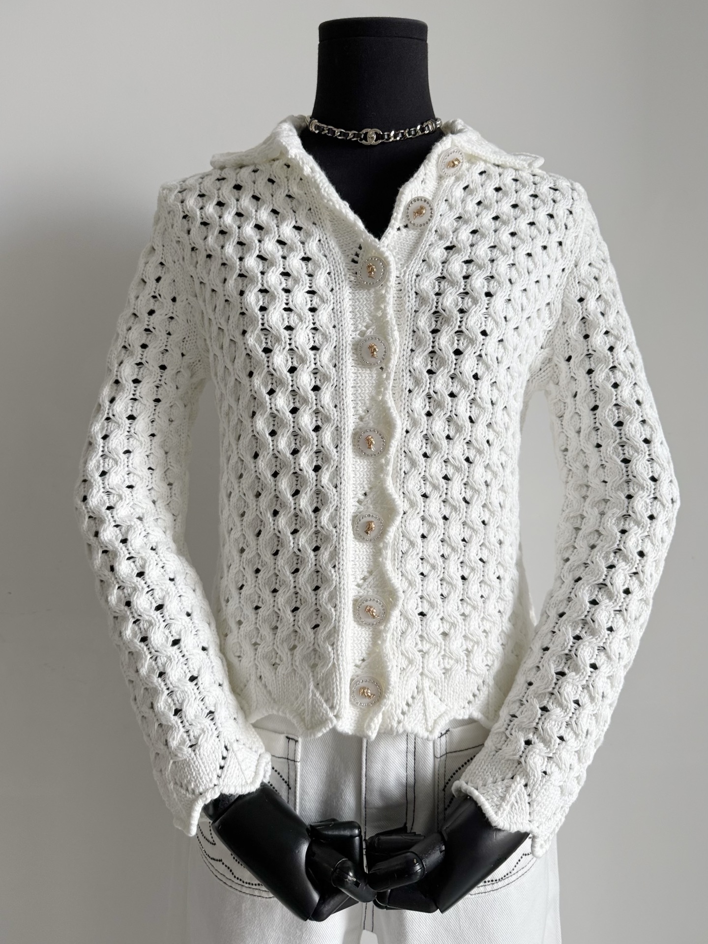 NO:486633,No one will refuse this big item. It looks better than the new ones that everyone is craving for now. The charm of the medieval fragrance is so long-lasting~~ The cashmere wool wool made of fixed weaving and dyeing is thick-needed. The hollowing method is layered and has good elasticity and elasticity. The small lace weaving method is very delicate. The upper body effect is more elegant and atmospheric. The coco women's medieval buckle collection level is worth mentioning, alexander wang19860909拿到这件大货实物,没有人会拒绝 比当下大家疯抢的新款更好看 中古香的魅力就是如此经久不衰~~ 定织定染的羊绒毛料粗针针织 镂空做法富有层次感 且弹力和回弹性都很好 小花边织法非常细腻 上身效果也更加优雅大气 值得一提的coco女士中古扣收藏级别,,alexander wang,Women's clothing