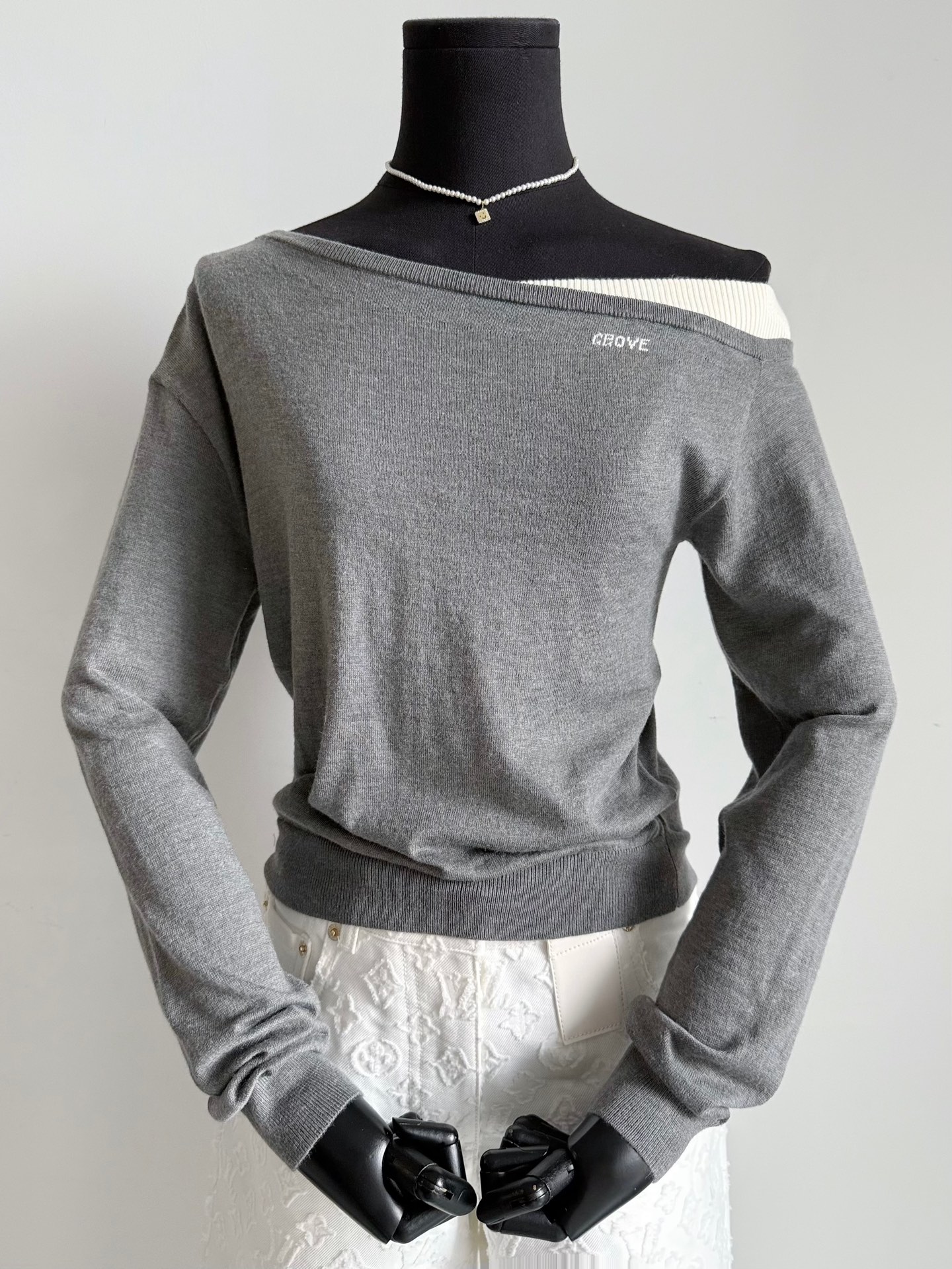 NO:486650,Finally, GROVE has logged in China. You can go to the physical store to choose more and more before choosing. My home is really doing something big. ~~ The fake two-piece off-shoulder sweater that Song Zhiya strongly recommends. The soft and delicate flower gray wool is especially skin-friendly and suitable for close-fitting. The style is slim and slim, not tight, and has a strong elasticity. You can try it boldly regardless of your figure. Sweaters, alexander wang19860909终于等到GROVE在国内登陆了 大家可以多多去实体店逛逛再来选 我家是真正做到花小钱办大事 ~~ 宋智雅力推的假两件斜肩毛衣 柔软细腻的花灰色毛料 特别亲肤适合贴身 版型修身显瘦,不紧绷,弹力大 不论什么身材都可以大胆尝试,,sweaters,alexander wang,Women's clothing