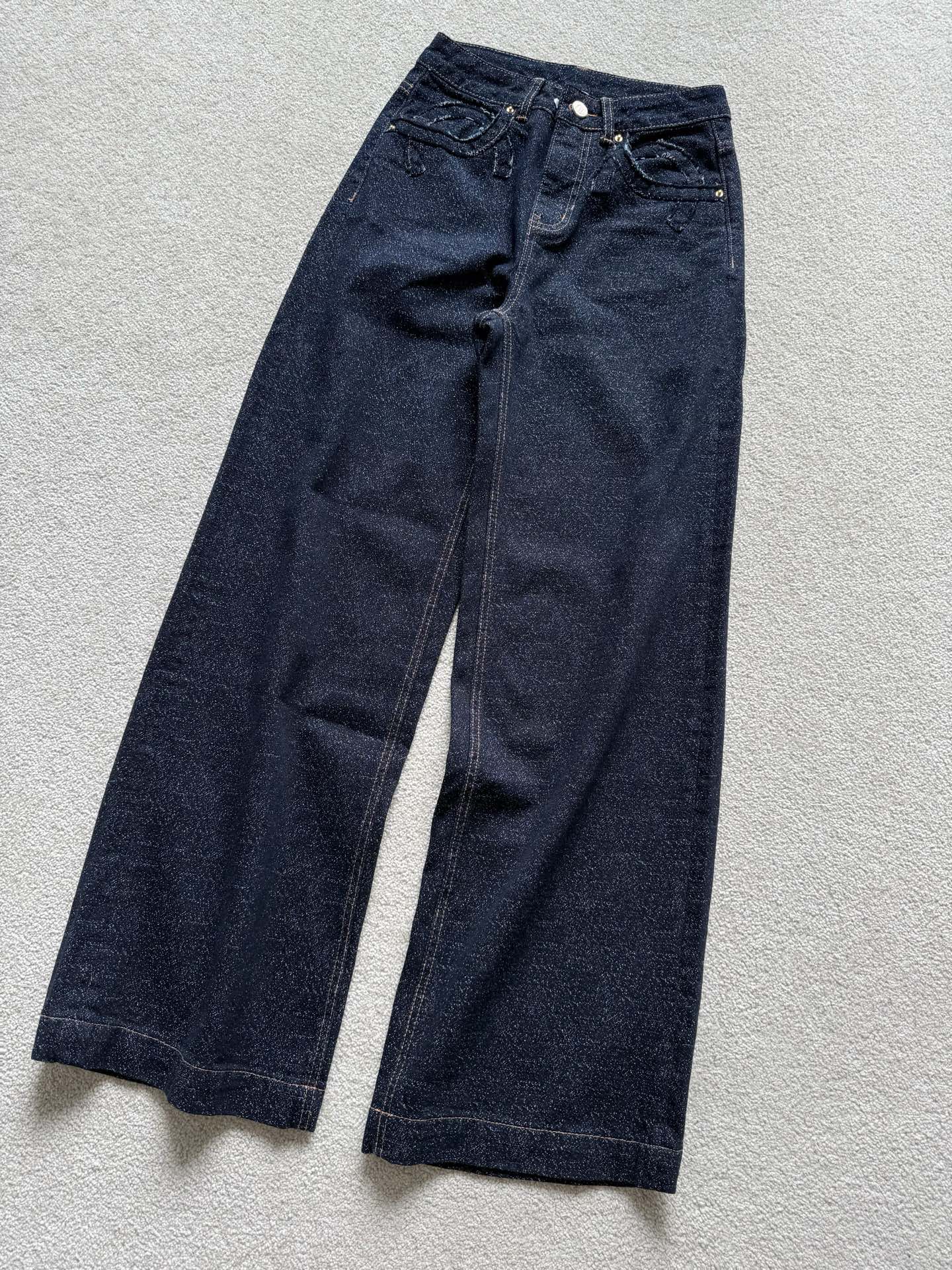 NO:486666,Jeans that many old customers urge for updates. Your vision is really sharp. My family insists on custom fabrics. You can see the grainy and layered texture of the fabric. It is both soft and comfortable and has a drape. It is slim and classy. It is white and high-end and durable. The first batch of magic pants that can be worn in all seasons are put into stock., jeans, alexander wang19860909众多老顾客催更的牛仔裤 你们的眼光真的很犀利 我家坚持定制面料的好处 看得到面料的颗粒感,层次感 既做到柔软舒适同时兼顾垂坠感 深藏蓝显瘦有档次 正白色高级又耐看 四季皆可穿到的神裤首批现货入库,,jeans,alexander wang,Women's clothing