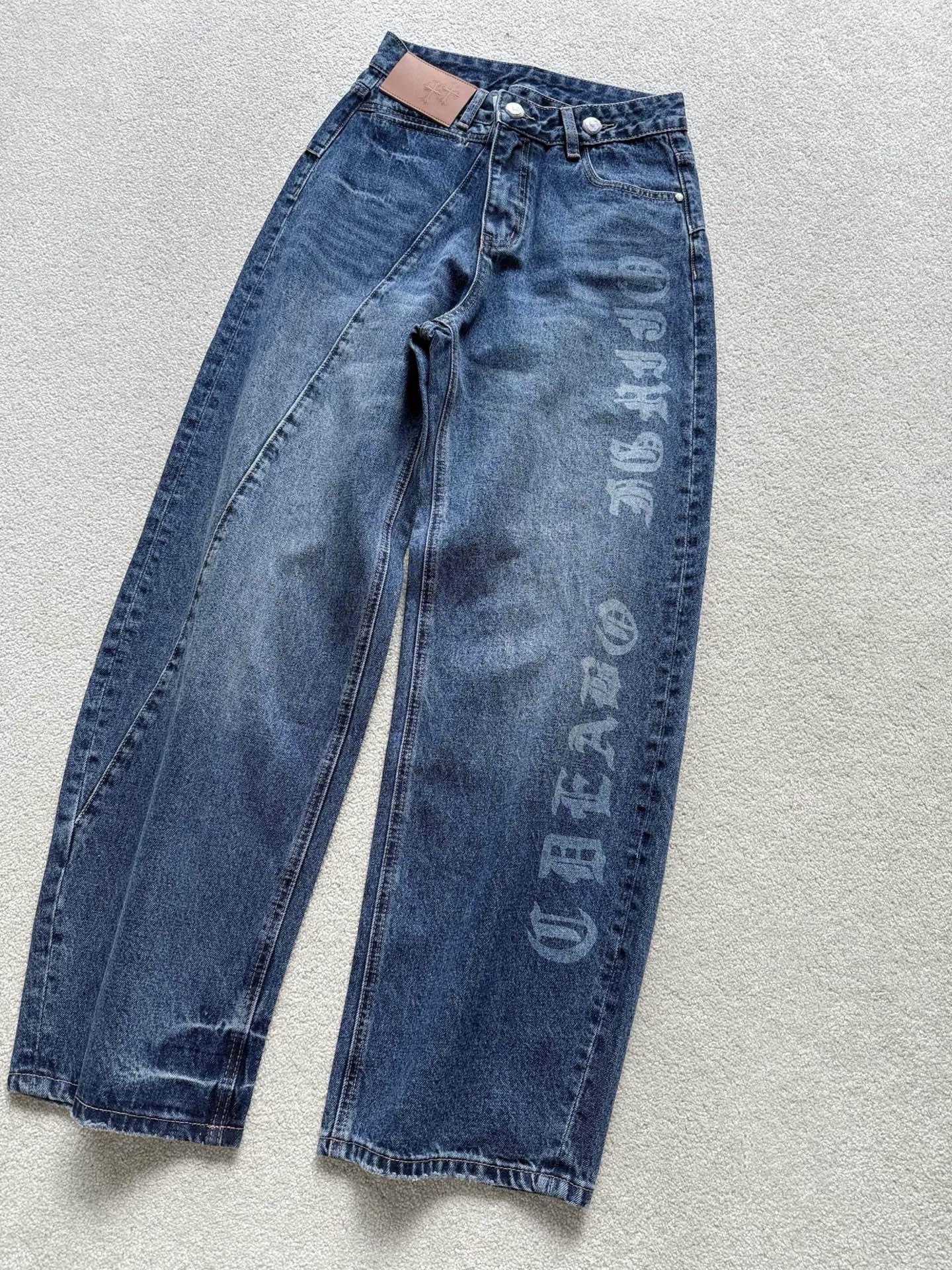 NO:487735,The magic pants worthy of my old customer's hand. I personally test it very well for pear-shaped figure!! Baozi, who is not satisfied with his legs and figure, dare to try this pair of jeans. The blue is used as a wash, the regular blue, the simple and permeable Sanskrit printed letters in front and back. The medium and high waist three-dimensional cut scimitar pants. There is no unnecessary design. From early autumn to early spring next year, jeans, alexander wang19860909值得我家老顾客人手一条的神裤 本人亲测太适合梨形身材了 !! 对自己腿型,身材不满意的宝子 都大胆来尝试这条牛仔裤 正蓝色做旧洗水正蓝色 前后简约渗透性梵文印花字母 中高腰立体剪裁弯刀裤型 没有一处多余的设计 从早秋一直穿到明年初春都,,jeans,alexander wang,Women's clothing