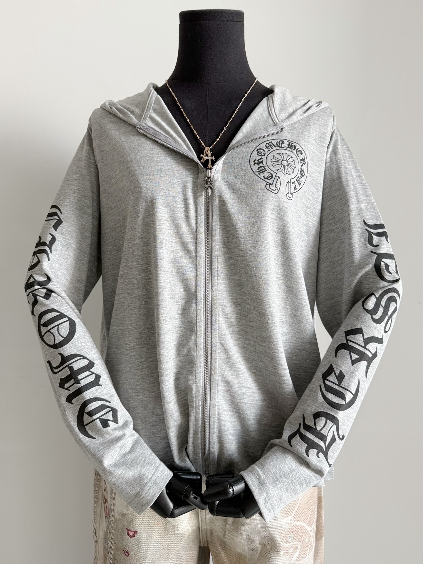 NO:487750,Exclusive fine product, light and soft hooded shirt, a practical style that can be used all year round!! Ultra-light, no weight and design sense, loose style does not pick on the figure, upper body paper effect, classic Sanskrit prints, sweet, cool, easy to wear and comfortable, flower gray is very daily, rice and apricot white is super high-end, two colors are fully coded in stock, hats, alexander wang19860909独家好货轻薄柔软连帽小衫 一年四季都能用到的实穿主义款 !! 超轻薄无自重又有设计感 宽松版型不挑身材,上身纸片人效果 前后经典梵文印花 可甜可酷好穿又自在 花灰色很日常,米杏白超高级 两色全码现货入库,,hats,alexander wang,Women's clothing