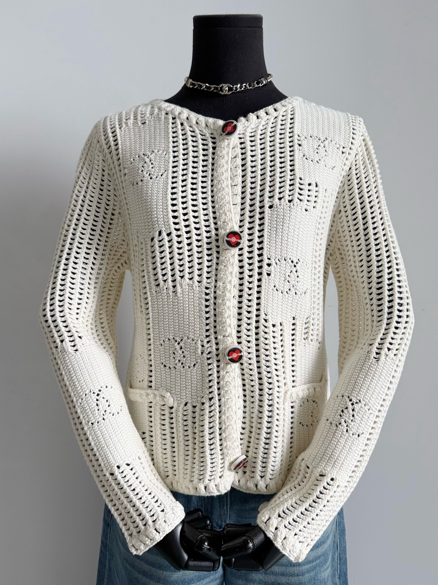 NO:487782,Many old customers come to ask about the medieval cardigans that my family certainly have the top quality. The imported cashmere thick knitted knit is not stuffy at all, very silky. The imported machine knitted piece has a splicing effect, rich layering, fashionable and elegant. The rice and apricot white is not picky at all with the lower body. The medieval cardigan that is worth collecting in high-end wardrobe, alexander wang19860909不少老顾客带图来问的中古开衫 我家当然有出顶级品质 定织定染进口羊绒粗针针织 一点也不闷热,很丝滑的那种 进口机器织片有拼接效果 富有层次感,时髦又优雅 米杏白完全不挑搭配下半身搭配 高端衣橱值得收藏的中古开衫,,alexander wang,Women's clothing