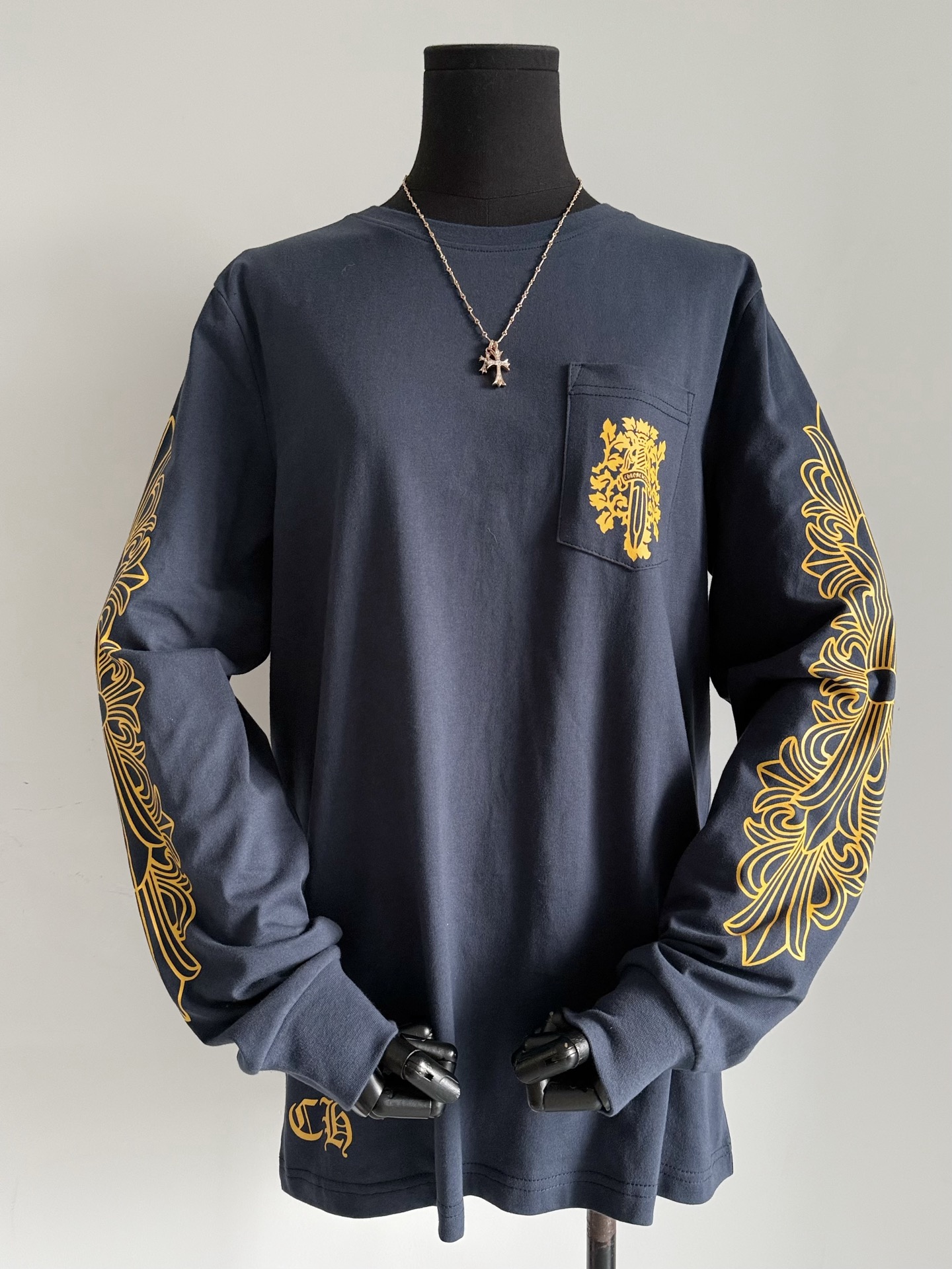 NO:487724,My family's boutique ch blindly collects money. Young and fashionable deep hidden blue cotton base shirt. A tee that can be shared with my boyfriend. ~~ The whole piece is loose and H-shaped, with wide threads on shoulders and shoulders. It is loose and not too loose. The environmentally friendly bright yellow Sanskrit print is fashionable and eye-catching. Girls can wear it as a tee skirt. It can be encountered with rare high-quality items. Skirts, alexander wang19860909我家精品ch盲收也是省钱 年轻时髦深藏蓝纯棉打底衫 可以和男朋友共享的一件tee ~~ 整件宽松H型不设限 落肩肩宽螺纹收口 松弛又不会过分宽松. 环保亮黄色梵文印花时髦又抢眼 女生可当tee裙穿 可遇不可求的高颜值单品喔,,skirts,alexander wang,Women's clothing