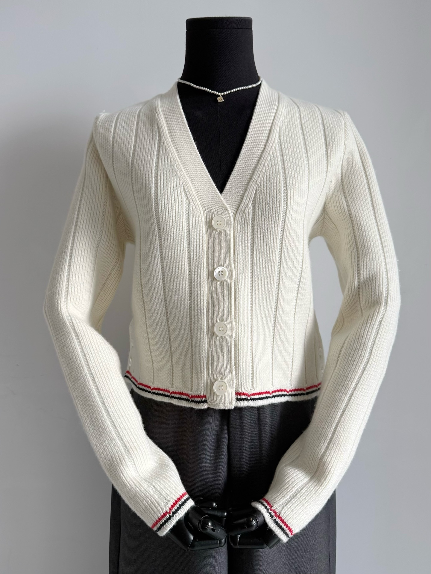 NO:487737,The tb fine cardigan that is worthy of the closet is the kind that can be worn for a lifetime!! My family produces it and you have found it in three to five years. It is still a market version. Customized merino wool fabric is thick and soft. It is not a light version on the market. The contrasting color of the hem and the embellishment of the webbing. Daily outfits or commuting to work are advanced. The same series of round neck pullovers have also been updated. Alexander wang19860909值得衣橱狠狠收藏的tb精品开衫 是那种可以穿一辈子的款 !! 我家出品让你们三五年翻出来 仍然是吊打市面版本 定制美利奴羊毛面料厚实柔软 不是市面轻飘飘的版本 下摆撞色加织带点缀 日常穿搭或者上班通勤都高级 同系列圆领套头也更新了,,alexander wang,Women's clothing