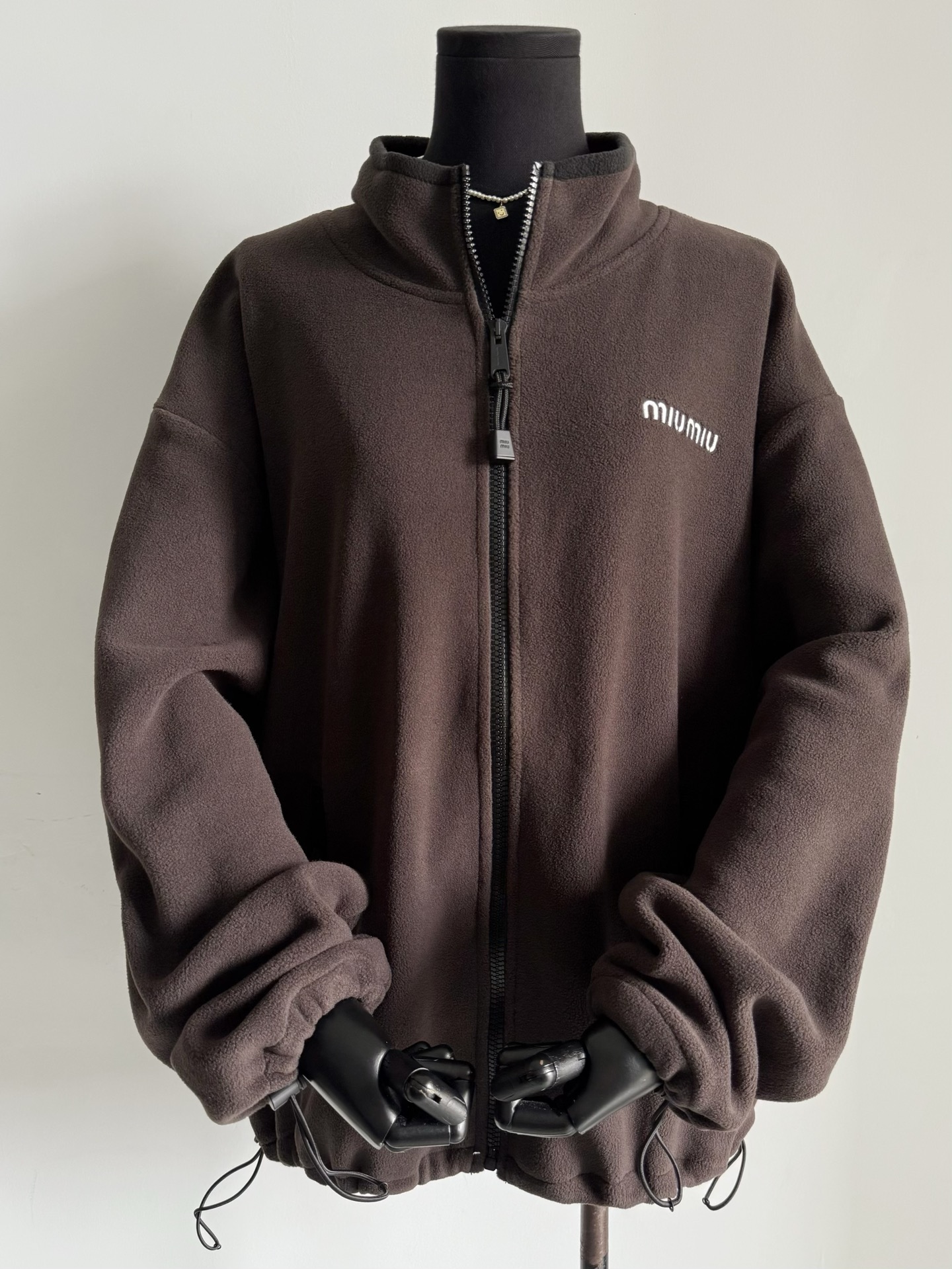 NO:487752,The complete series of practical wearable fleece. I believe that my family produces it without detours. Every model has been developed by YB ~~ Updated caramel-toned stand-up collar jacket. The actual color is much better than the real shot. The loose H-shaped hem is adjustable. It is not picky about the figure or gender. It can be controlled at will. It is worn alone in early autumn. It is very practical when wearing it in the down jacket when it is winter. It is very practical to wear it in the down jacket. Jackets & coats, jackets & coats, down jacket, alexander wang19860909妥妥的实穿主义摇粒绒全系列 认准我家出品不走弯路 每一个款都买了YB开发 ~~ 更新焦糖色调立领夹克外套 实物颜色比实拍好看很多 宽松H型下摆可调节 不挑身材不挑性别,任意驾驭 早秋了当外套单穿 入冬了叠穿在羽绒服里很实用,,jackets & coats,jackets & coats,down jacket,alexander wang,Women's clothing