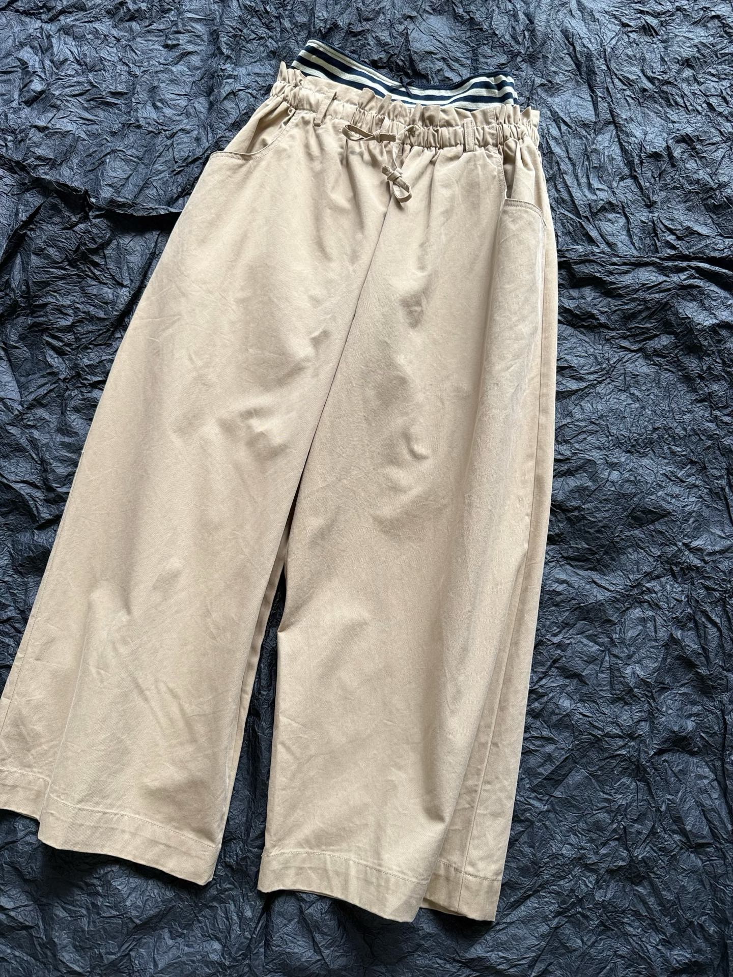 NO:489134,Original single original single original single, say three important things. Rarelyalike niche and aesthetic casual wide-leg pants. I can get it right in one step ~~ Customized twill texture imported lysel fabric. It is crisp and stylish and does not affect comfort. It is very fashionable when paired with striped elastic pure cotton. The elastic waist circumference of drawstring is not picky at all. The effortless layering is fashionable. The fashionable skill that knows things has been arranged!!,,alexander wang19860909原单原单原单,重要的事情说三遍 Rarelyalike小众好审美休闲阔腿裤 认准我家入手一步到位 ~~ 定制斜纹肌理感进口莱赛尔面料 挺括有型也不影响舒适度 搭配条纹弹力纯棉假两件很时髦 抽绳弹力腰围完全不挑身材 毫不费力的叠穿时髦感 懂货的时髦精已经安排上啦 !!,,alexander wang,Women's clothing