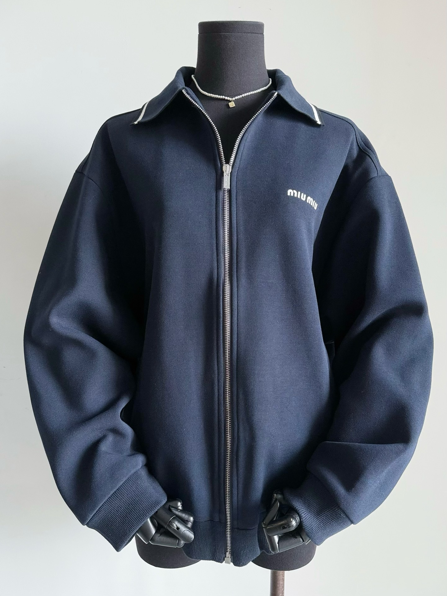 NO:489147,The college-style jacket that Ouyang Didi was so crazy about planting grass. It can be worn for three or five years easily. When you get the real product, you can only say that you are happy again. Customized high-quality pure cotton waffle fabric, fixed dye elastic threads for the tank, excellent elasticity, and can withstand your repeated washing and will not be easily deformed. A little stripe contrasting color reduces age and is fashionable. Shared with the family, you will never be able to hold the bottom of the box. Jackets & coats, alexander wang19860909被欧阳娣娣疯狂种草的学院风外套 可以轻松穿三五年的单品 拿到实物那一刻只能说你们又幸福了 定制高品质纯棉华夫格面料 包缸定染弹力螺纹,回弹性极好 经得起你们反复穿洗不易变形. 一点条纹撞色减龄又时髦 和家属共享,绝不会压箱底的外套,,jackets & coats,alexander wang,Women's clothing