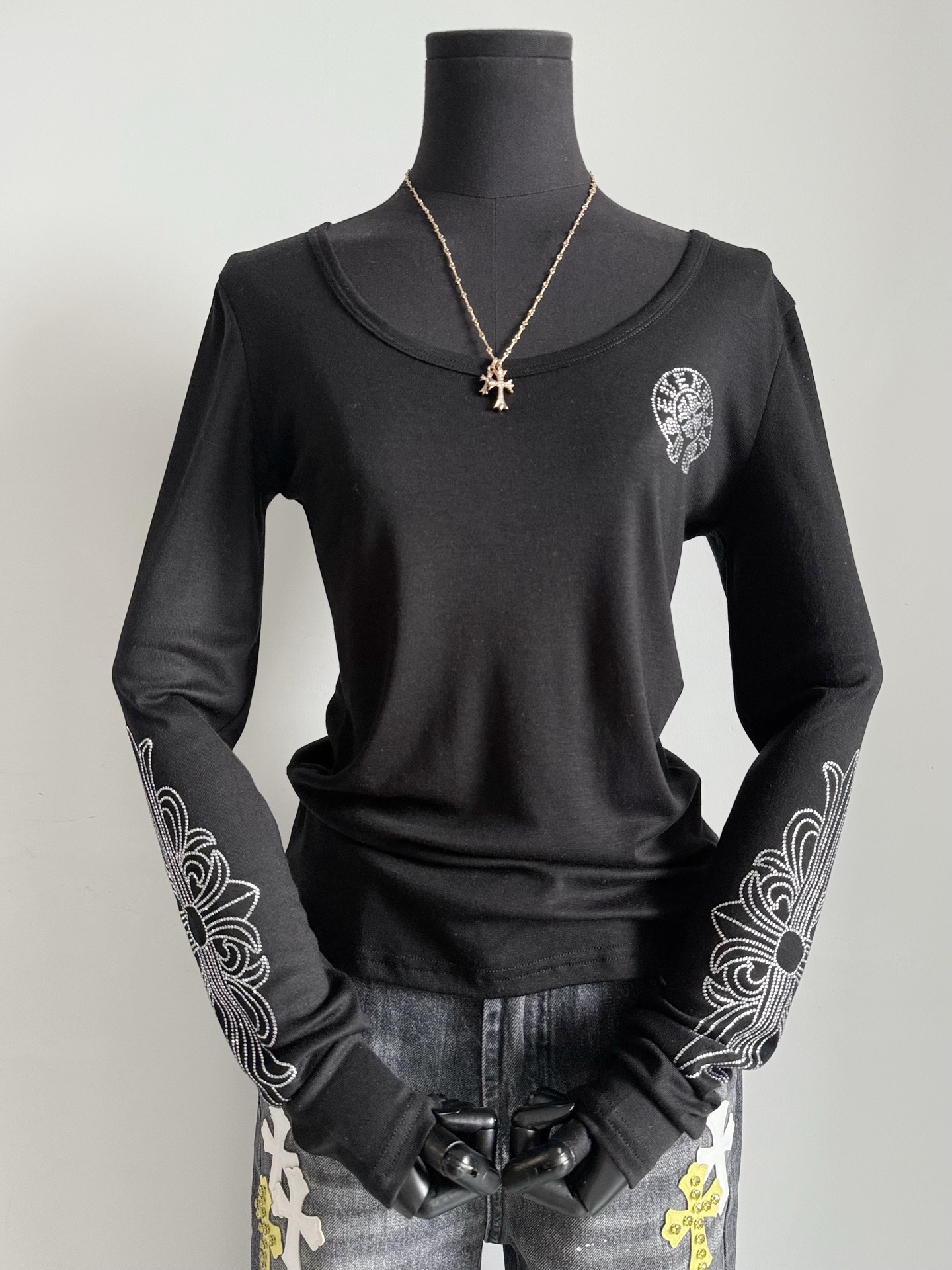 NO:489161,chrome herats·25Fw The exquisite and comfortable base tee that is hard to come by ~~ Old customers who know goods are already trying their best to speed. Super Heavy Industry 3D printed horseshoe hot diamonds, three-dimensional and exquisite. The perfect combination of tensile + wool is thin and breathable enough to make you love it. The round neck straight shoulder cleverly reveals the right-angled shoulder. Whether it is worn alone or in the inner wear, it is cool and cool. Both black and white must be kept for yourself. Wear them when you change them., chrome hearts, alexander wang19860909chrome herats·25Fw 可遇不可求的精致舒适打底tee ~~ 懂货的老顾客已经在拼手速了 超重工3D印花马蹄烫钻,立体又精致 天丝+羊毛的完美结合 足够轻薄透气,让你爱不释手 圆领正肩巧妙露出直角肩 不论单穿还是内搭都又酷又飒 黑白两色都要自留,换着穿,,chrome hearts,alexander wang,Women's clothing