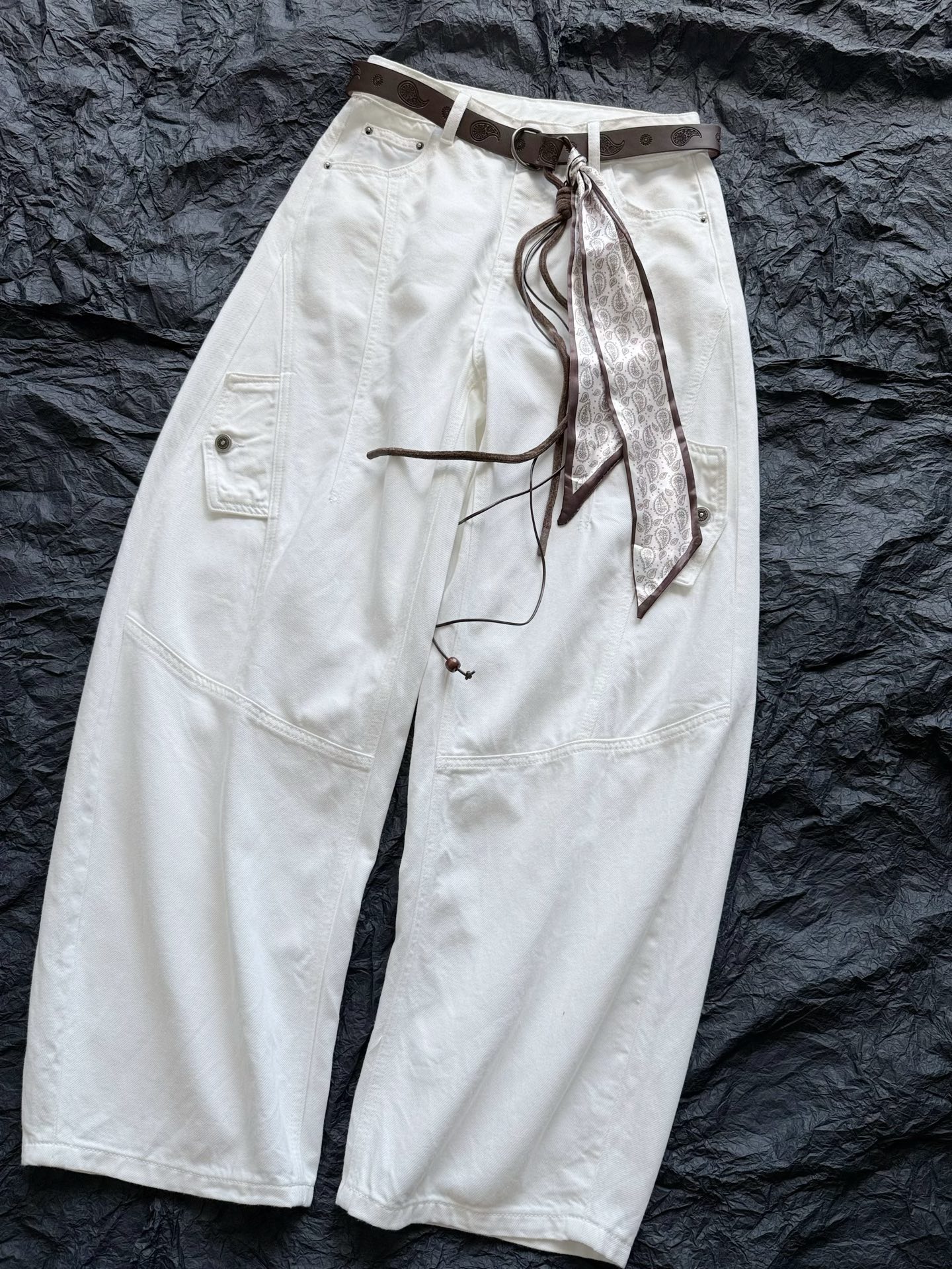 NO:489181,The great value for money scimitar pants is here. I would like to emphasize that the matching in the picture is all for free!! Customized high-quality lyesel, with clear texture, wide and stylish without lack of comfort. The scimitar cut can save all kinds of imperfect leg shapes. The key is to deliver cashew scarves + belts. If you buy it, you don’t need to say much. The first batch of good goods are all in color and in storage, alexander wang19860909物超所值的弯刀神裤来啦 强调一下图中的搭配都是送的喔 !! 定制优质莱赛尔,斜纹肌理感清晰 挺阔有型又不缺舒适度 弯刀剪裁能拯救各种不完美腿型 重点还配送腰果丝巾+腰带 买到就是赚到无需多言 首批好货齐色齐码入库,,alexander wang,Women's clothing