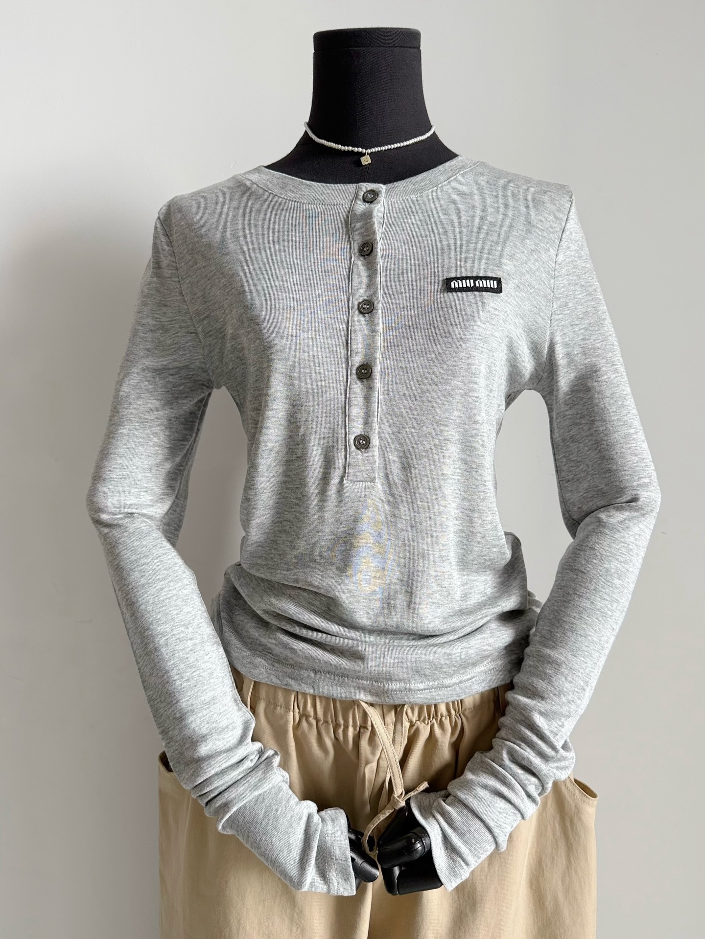 NO:489170,No matter how many bases are, there are reasons to buy this one. The real old-fashioned Henry shirt is its competitiveness. Its super skin-friendly and soft tines + wool ceiling materials. Sunscreen and air conditioning shirt in summer. The inner wear of the autumn and winter is simply the second layer of skin. The round neck H-shaped upper body has a paper effect. It is exquisite and lazy. No one can refuse it. It is recommended to use both black and gray!!,,alexander wang19860909打底再多,这一件都有入手的理由 真正的老钱质感亨利衫 把用料发挥到极致才是它的竞争力~~ 超亲肤柔软的天丝+羊毛天花板用料 夏天可防晒衫空调衫 秋冬内搭简直是第二层皮肤. 圆领H版型上身自带纸片人效果 精致又慵懒谁都无法拒绝 黑灰两色建议都入喔 !!,,alexander wang,Women's clothing