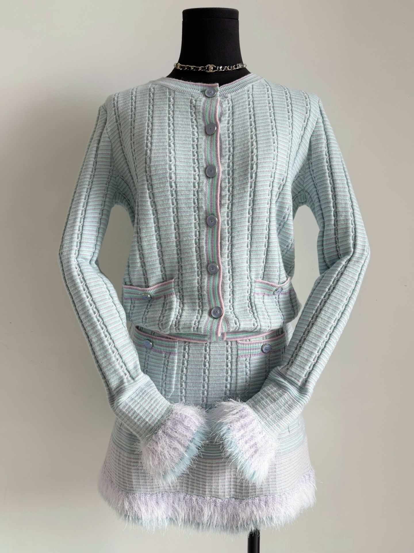 NO:490780,There is no doubt that the first popular model in early autumn. Before we even put on the body, we bought yb. Ding wool, fixed-dye cashmere wool, including hardware, restored the fairy-like tone without any difference ~~ The super soft and glutinous piece is very skin-friendly. The small soft fur and fluffy sleeves on the hem make the overall exquisite and well-behaved!! Very suitable for daily low-key and elegant. The cabinet vics are crazily snatched by the cabinet vics, and they are in stock. Alexander wang19860909毋庸置疑早秋第一件热门款 jennie还没上身我们就买了yb 定织定染羊绒毛料开发,包括五金 无差别还原这个仙里仙气的色调 ~~ 超软糯的一件很亲肤 下摆小软毛荷叶边袖子 使得整体精致乖巧了不少 !! 非常适合日常低调优雅 柜子vic们疯抢的一件,现货入库,,alexander wang,Women's clothing