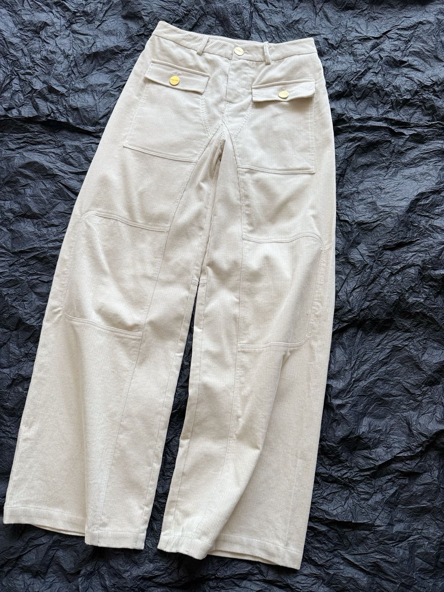 NO:490768,The cream corduroy casual pants that are hard to come by. The four seasons are not thick, so you can rest assured!! American retro and fashionable all love this tone. Customized apricot corduroy fabric, environmentally friendly and solidified color. Easy, soft and textured. Three-dimensional tailoring, medium and high waist, plus pocket design. A little work pants feel is more fashionable. Real high-end outfits love this tone. Don't pick the upper body at all., alexander wang19860909可遇不可求的奶油灯芯绒休闲裤 四季款不厚重,可以放心 !! 美式复古时髦都爱这种调调 定制杏色灯芯绒面料,环保固色 轻松柔软又有肌理感 立体剪裁中高腰,加口袋设计 有一点工装裤的feel更时髦了 真正高级穿搭都爱这种色调 完全不挑上半身,,alexander wang,Women's clothing