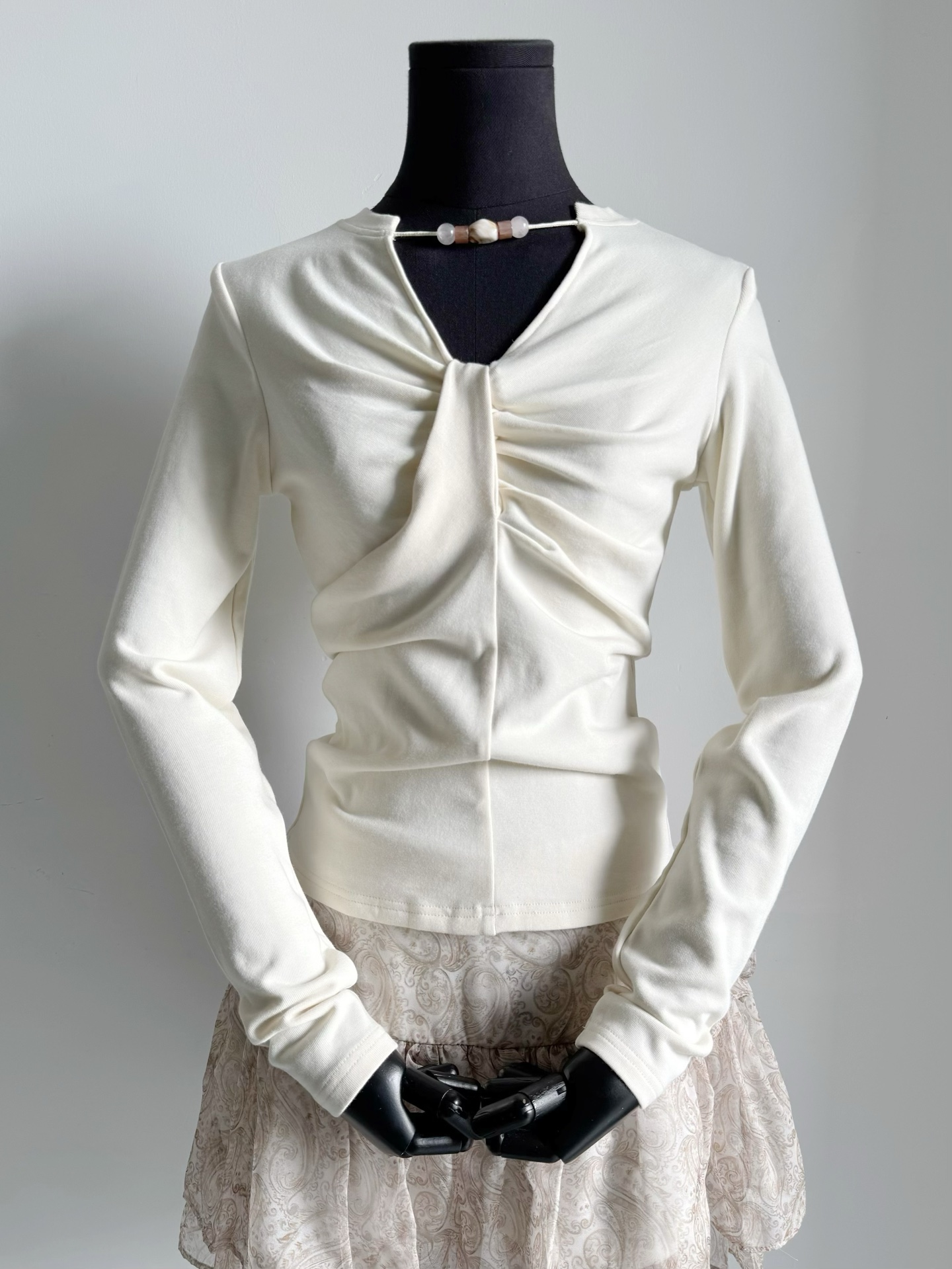 NO:490746,I haven't encountered such a heart-warming base shirt for a long time!! The 'universal match' of crazy calling. Both colors are quickly preserved. I really like the design of V-neck + knot. Unlimited beautification of body proportions. Hand-stitched amber beads are exquisite and not overly eye-catching. The right embellishment makes the whole person shine ~ I recognize my high-quality skin-friendly fabric. It looks very elegant with denim or short skirts., skirts, alexander wang19860909好久不遇到如此心动的打底衫 !! 疯狂打call的“万能搭子” 两个颜色都火速自留了 超喜欢这个V领+纽结的设计 无限美化身材比例 手工串缝琥珀珠珠精致又不过分抢镜 恰到好处的点缀 整个人都闪闪发光 ~ 认准我家高品质亲肤面料 搭配牛仔或者短裙都很显气质,,skirts,alexander wang,Women's clothing