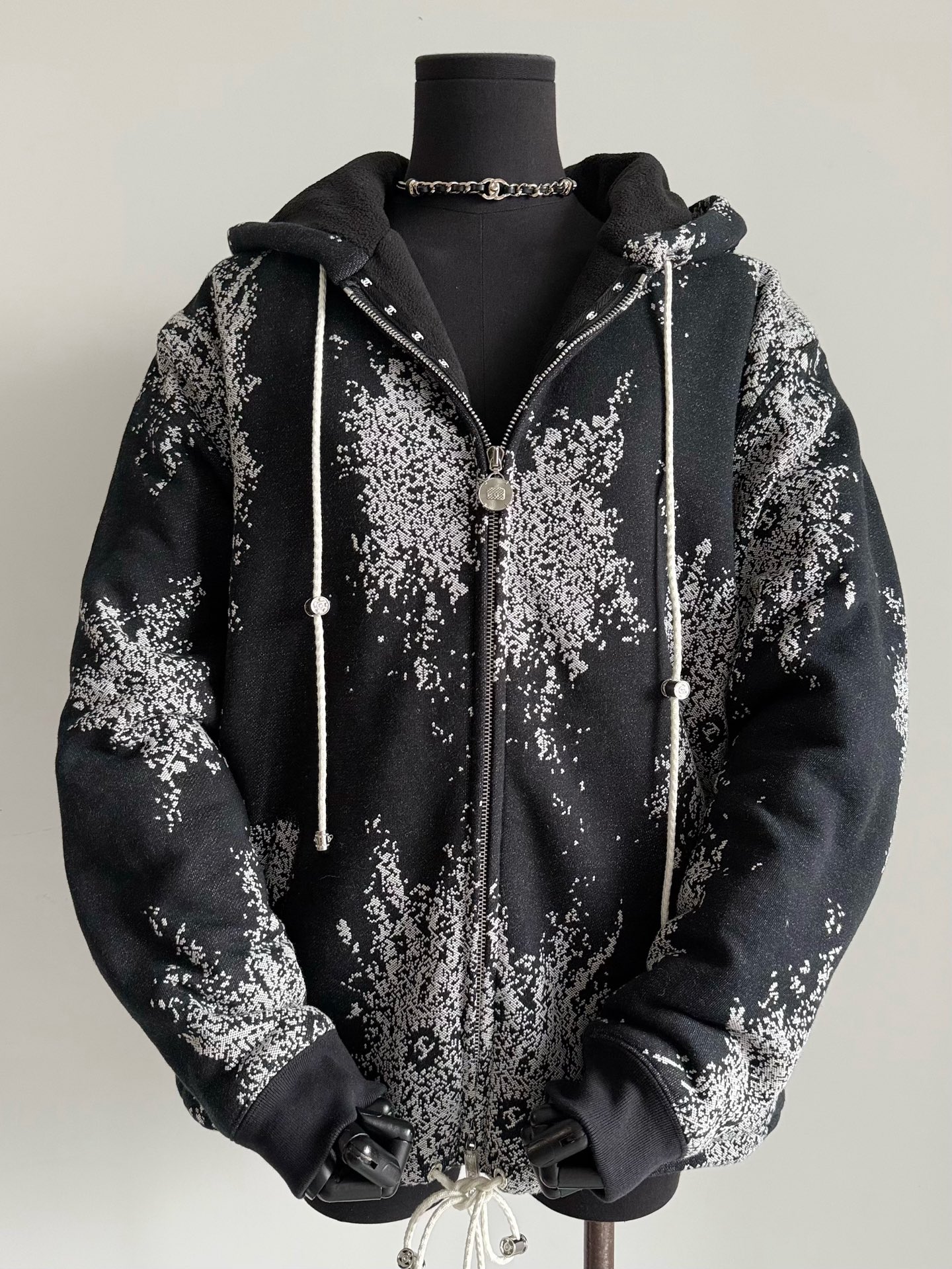 NO:490712,Chane 25B unpopular styles with thick coats, and they were conquered by the details after getting the actual product ~~ I bought all the series. Thick hooded jackets/short sweatshirts/skirts. Each piece is unambiguous. Customized pure cotton sweatshirts are full of wavy fleece inside. The warmth is no less than a down jacket, but it is more stylish and not bloated. 3D snowflake embroidery is clear and three-dimensional. The hardware and webbing details can withstand a magnifying glass. It is fine for boys to wear L sizes. Chanel, hoodie, sweatshirts, skirts, jackets & coats, down jacket, hats, alexander wang19860909chane·25B冷门款收藏级别厚实外套 拿到实物才被细节狠狠征服 ~~ 全系列我家都有买入 厚实加绒连帽大外套/短卫衣/半裙 每一件坚持YB开发毫不含糊 定制纯棉质卫衣面料内里满幅摇粒绒 保暖度不亚于一件羽绒服 但更加有型不显臃肿. 3D雪花刺绣清晰立体 全件五金以及织带细节都经得起放大镜 L码男生穿也完全没问题,,chanel,hoodie,sweatshirts,skirts,jackets & coats,down jacket,hats,alexander wang,Women's clothing