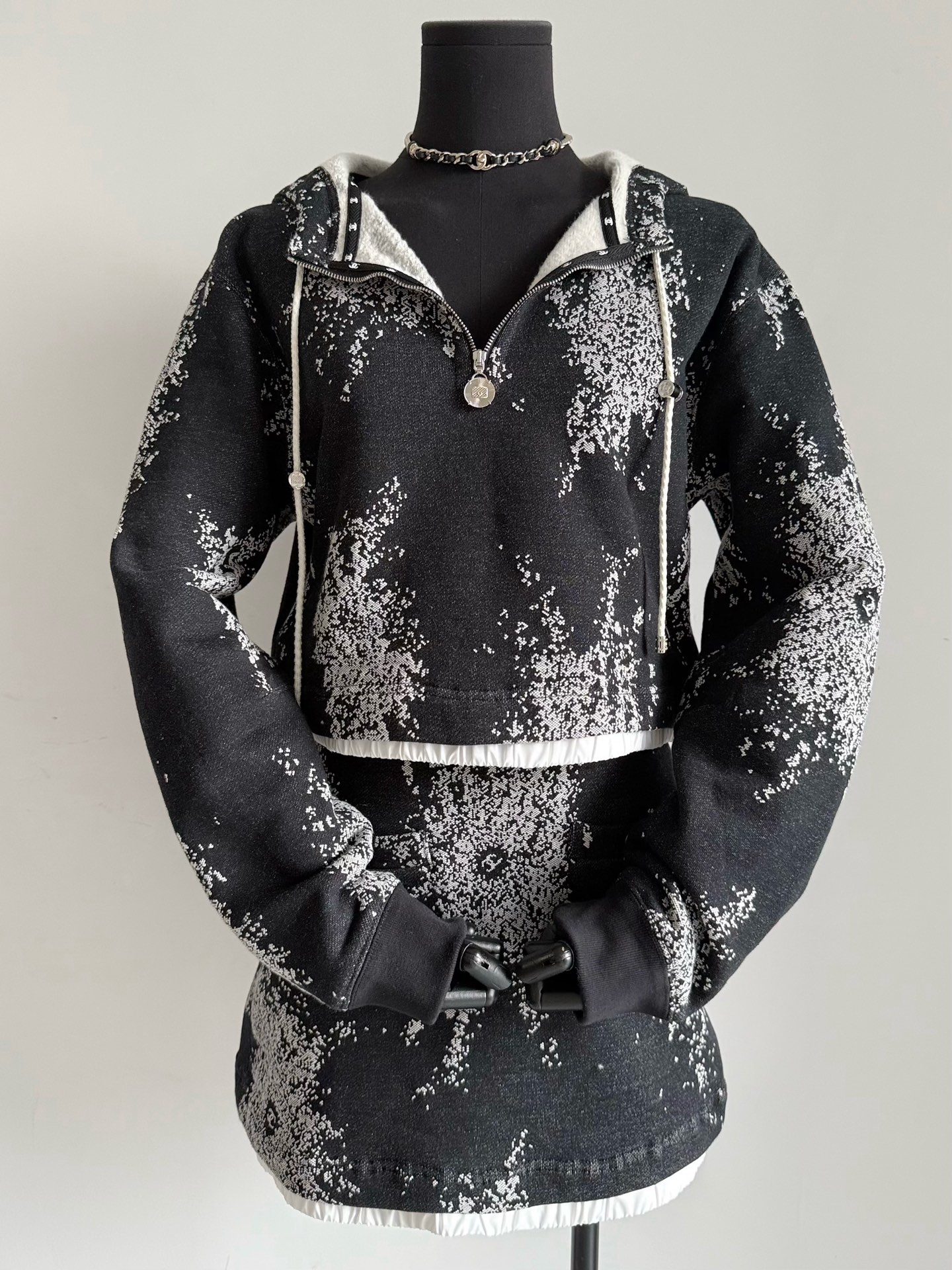 NO:490728,A small man blindly collects this short jacket. It is completely different from a large coat. This piece of fleece inside is not thick. It is worn in a wider time and range. ~~ The whole piece of heavy industry mosaic embroidery. Hem splicing mulberry silk pleats fake two-piece design. Hooded half zipper, age-reducing and well-behaved. It is recommended to collect it with a series of skirts., skirts, jackets & coats, hats, alexander wang19860909小个子盲收这个短款外套 和大版外套是完全不一样的风格 这件内里轻抓绒,不会厚重 穿着的时间和范围更广 ~~ 整件重工马赛克刺绣 下摆拼接桑蚕丝褶皱假两件设计 连帽半拉链,减龄又乖巧 推荐和系列半裙一起收,,skirts,jackets & coats,hats,alexander wang,Women's clothing