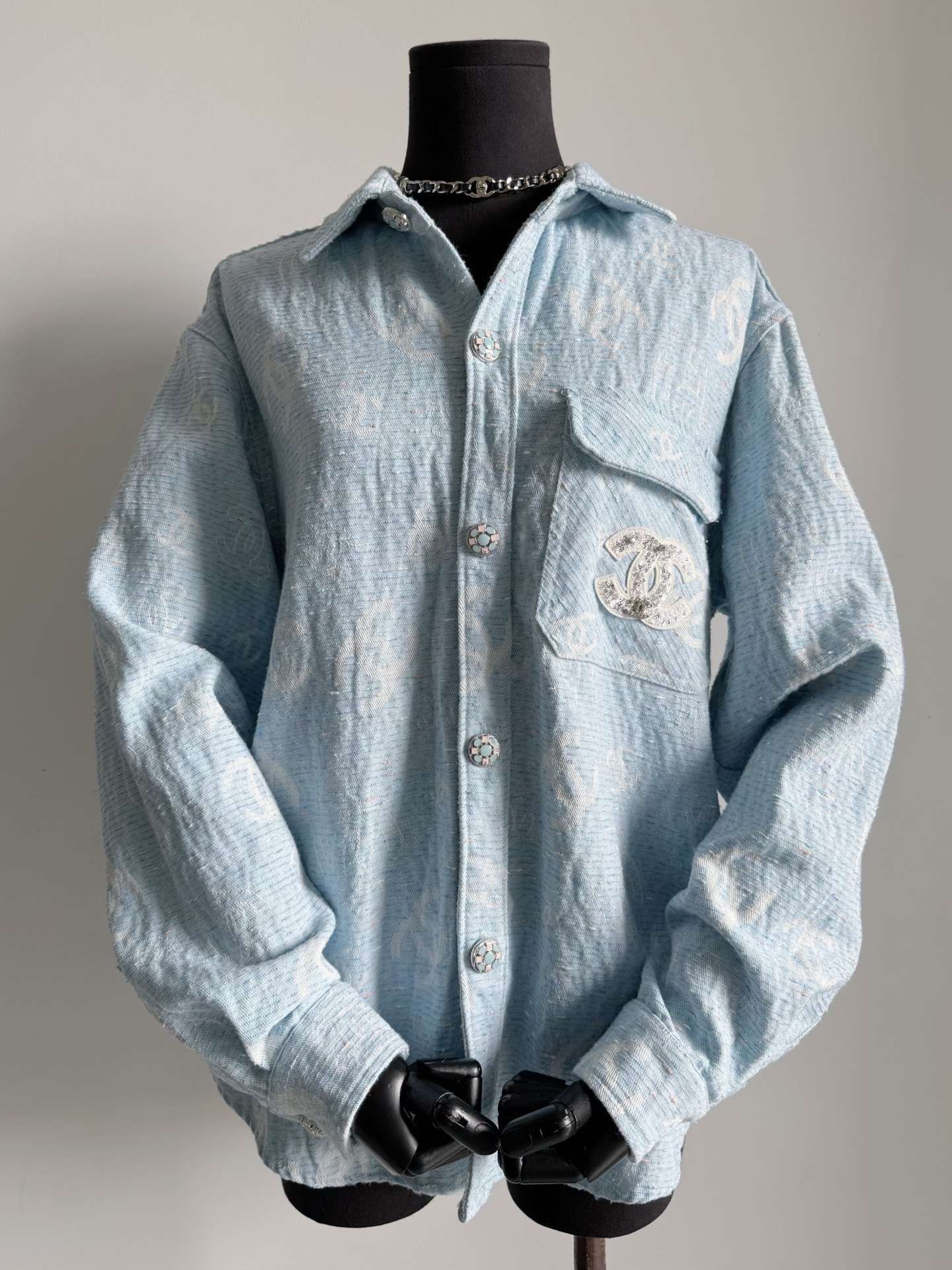 NO:490696,Buy the price at the offline medieval shop in Japan. A denim shirt jacket that grows completely in my aesthetic!! The design and old color are really high-end. Imported high-quality texture/grained denim fabric. Clear and visible layering. Easy to beat the existing denim series in the wardrobe. Customized medieval hardware buttons. Front and rear heavy-duty 360-degree three-dimensional embroidery. Loose rotator sleeves are easy to control. You can use it to a high-end style. Jackets & coats,shirts,alexander wang.19860909日本线下中古店加价购入 完全长在我审美上的牛仔衬衫外套 !! 设计和做旧色调真的好高级 进口优质的肌理感/颗粒感牛仔面料 清晰可见的层次感 轻松吊打衣橱已有的牛仔系列. 定制中古五金扣子 前后重工360度无死角立体刺绣 落肩袖宽松版型任意驾驭都高级,,jackets & coats,shirts,alexander wang,Women's clothing