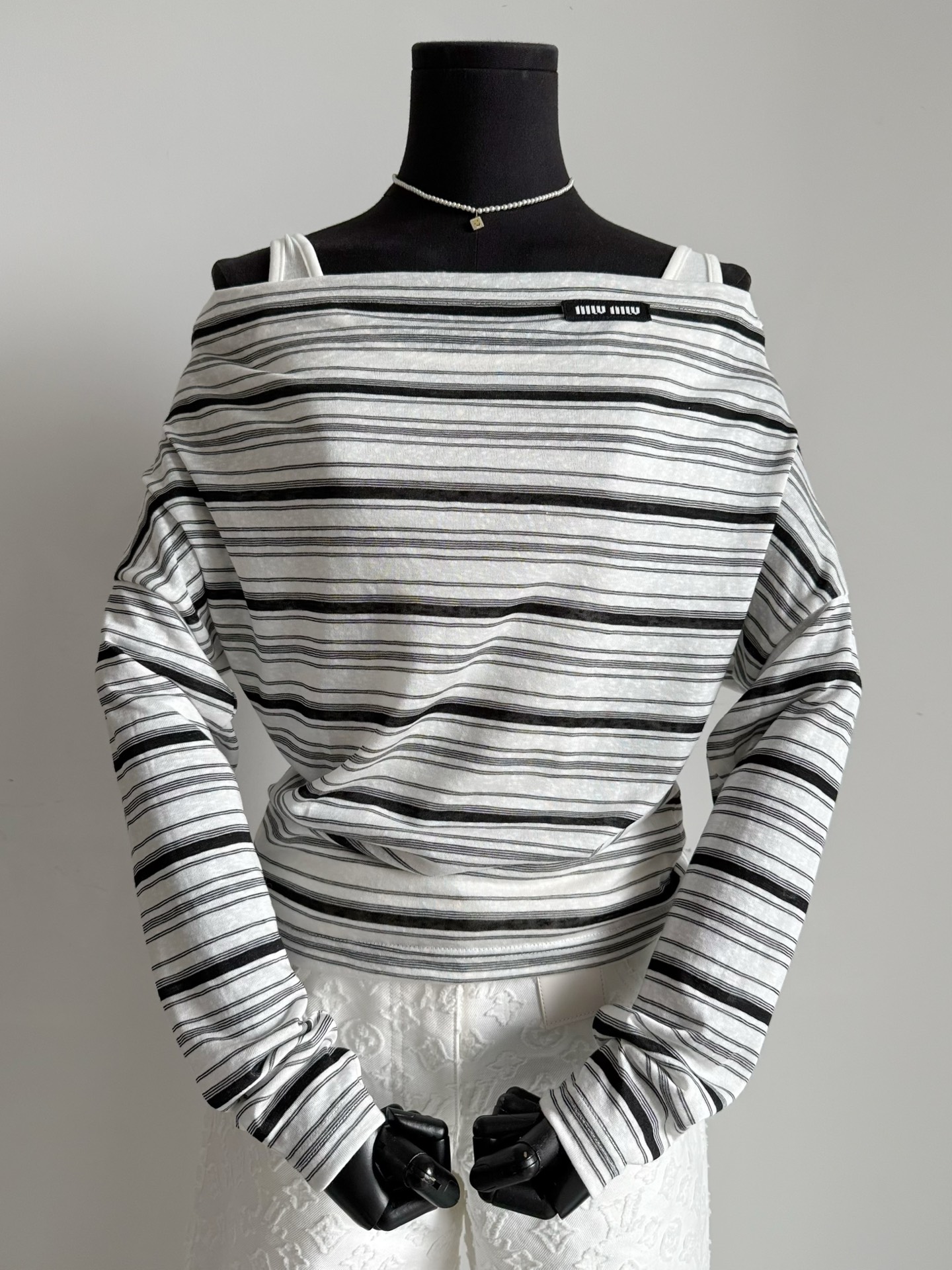 NO:494449,The only price-performance king. Buy a real two-piece base shirt at one price. Use various ways to wear it. ~~ Customized pure cotton light base fabric. Moisture-absorbing and sweating refreshing and comfortable. Delivery a super silky pure white vest base. You can wear it alone or in a set. Even the base must be done so exquisitely and easily. Alexander wang19860909绝无仅有的性价比之王 一个价格买到真·两件套打底衫 多种穿法任意驾驭 ~~ 定制纯棉质轻薄打底面料 吸湿排汗清爽自在 配送超丝滑的纯白背心打底 可以单穿也可以成套get 连打底也要做的如此精致又轻松,,alexander wang,Women's clothing