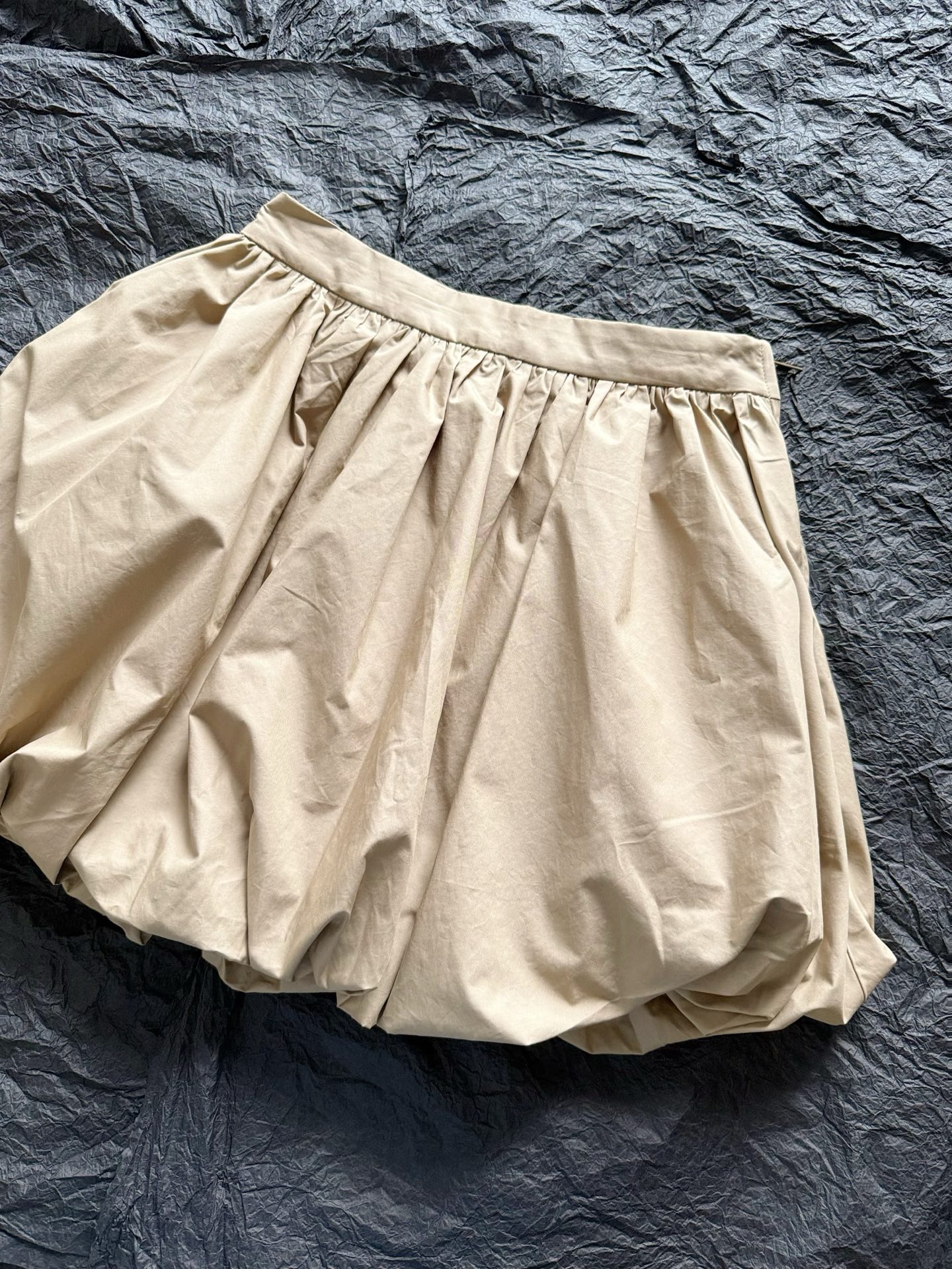 NO:495963,Keywords are at the front, it seems difficult to control, but it is actually very easy to wear and match!! Di Lieba's private clothes dr bud skirt is purchased and developed without wasting a lot of money, and she was planted instantly. I love this kind of flower bud A-shaped fluffy feeling. It is compact and exquisite, especially the legs are thin, and the trousers must be included. The pleats are lined with shorts. The details are handled just right. The khaki color has perfectly integrated into this autumn. The first batch of good goods are shipped every day., skirts, shorts, alexander wang19860909关键字打在最前面 看似难驾驭,实则很好穿很好搭 !! 迪丽热巴私服同款dr花苞裙 不枉费重金购入开发,瞬间被种草 超爱这种花苞A字蓬松感 小巧精致特别显腿细,裤型身材必入 褶皱走线包括内衬的短裤 细节处理得恰到好处 卡其色已完美融入这个秋天 首批好货入库每天都发,,skirts,shorts,alexander wang,Women's clothing