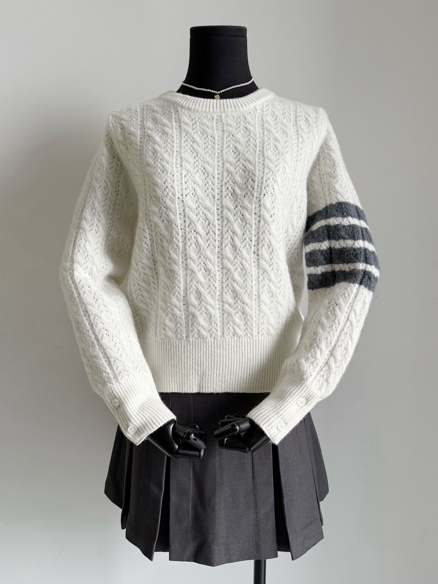 NO:495970,The wardrobe must have a 'TB' place. Those who have bought our TB sweaters know the quality ceiling, which can withstand repeated wear for three to five years. ~~ The simpler, the higher the more advanced it is. The 357-pin machine imported from Germany is made of Alanhua 4 cork needles, super dense, and the workmanship is so complex that it beats the market. 90 version 100 merino wool. Needless to say, the value of this value is soft and comfortable, and it is lazy and versatile. The first batch of good goods are all coded and handy!!,,sweaters,alexander wang19860909秋冬衣橱必有“TB”一席之地 入手过我们家TB毛衣的都懂 品质天花板,经得起三五年反复穿 ~~ 越简单越高级 德国进口357针型机器编制 阿兰花4绞花针超紧密度 做工及其复杂吊打市面90版本 100美利奴羊毛这个含金量不用多说 柔软舒适同时还很慵懒百搭 首批好货齐码入库手慢无喔 !!,,sweaters,alexander wang,Women's clothing