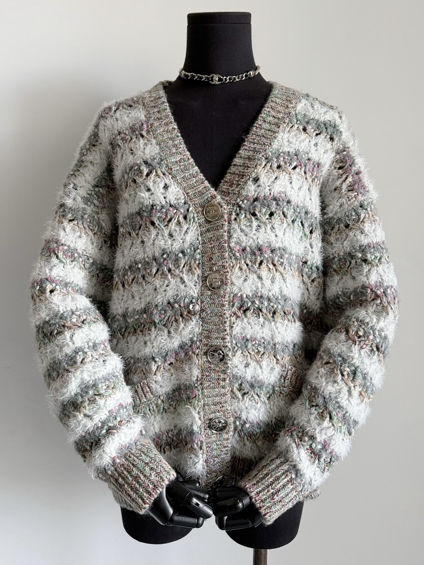 NO:495936,25B wool that gave me a sense of surprise. This piece is no less valuable than a handcraft coat!! Real photos cannot show half of the beauty of the real thing. Imported machine weaving + manual seams. Fixed weaving and dyeing. More than tens of wool materials. Adjust saturation and pattern sorting many times. The color is far more advanced than the photos. Each hardware buckle is unique and repeatable. The large goods are very thick and can be spent in the south. Collection level, Jackets & coats, alexander wang19860909给了我满满惊喜感的25B毛织 这件的含金量不亚于一件手工坊外套 !! 实拍展现不了实物一半的美 进口机器织造+人工挑缝 定织定染数十种毛料以上 多次调整饱和度和花纹排序. 色泽远比照片来得更高级 每一颗五金扣都是独一无二不重复 大货很厚实南方可过冬,收藏级别,,jackets & coats,alexander wang,Women's clothing