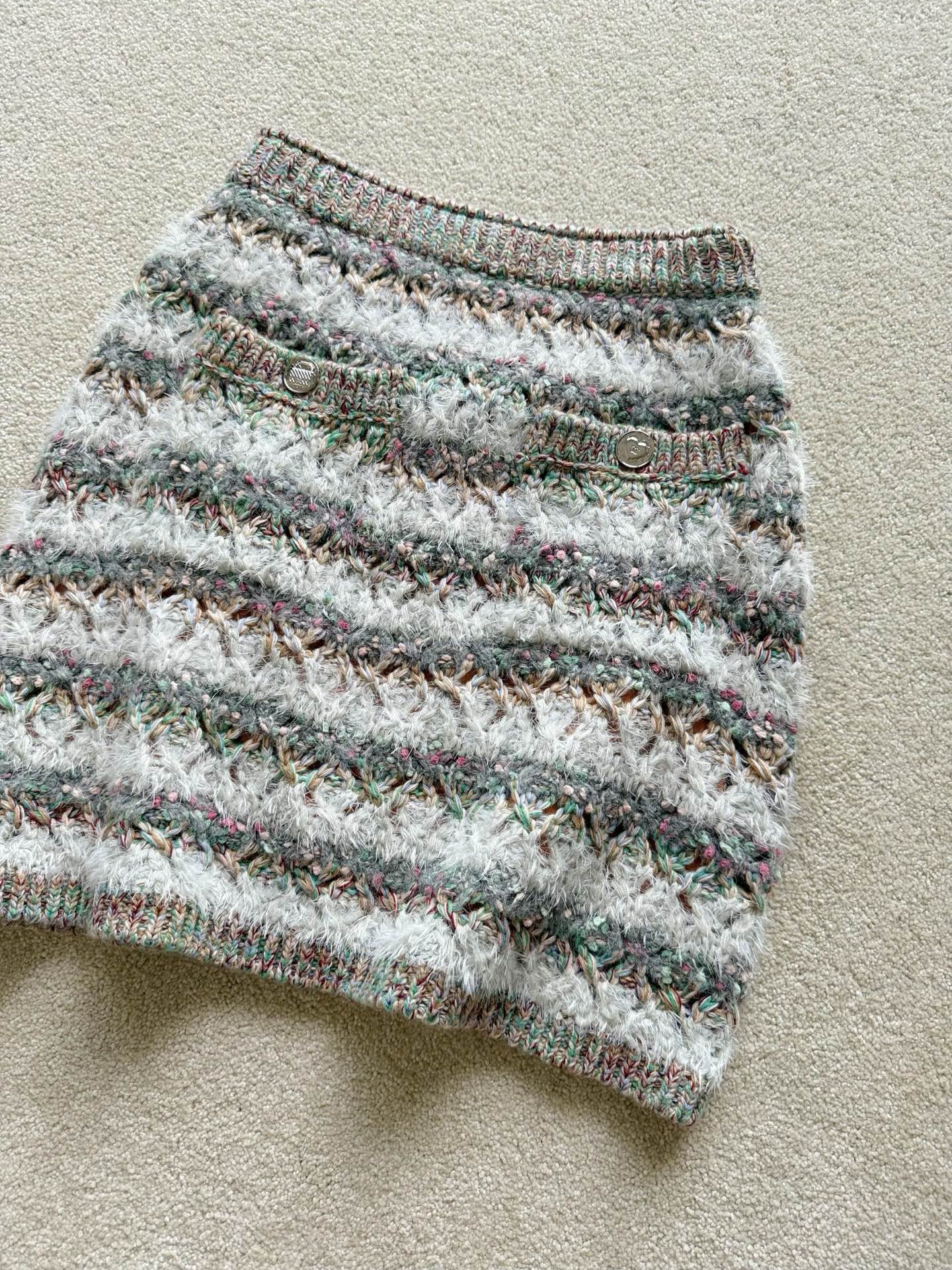 NO:495950,Details of matching skirts, worth mentioning. Skirts yb are available for delivery. The orange 18m silk lining. We have also done it for you. Many versions on the market not only have poor fabrics. These silk details are not done for you. Skirts, real silk, alexander wang19860909配套半裙细节图,值得一提 半裙yb买入有配送橘色18姆真丝内衬 我们也给你们做到了 市面不少版本不仅面料差 这些真丝细节都没给你们做到位的,,skirts,real silk,alexander wang,Women's clothing