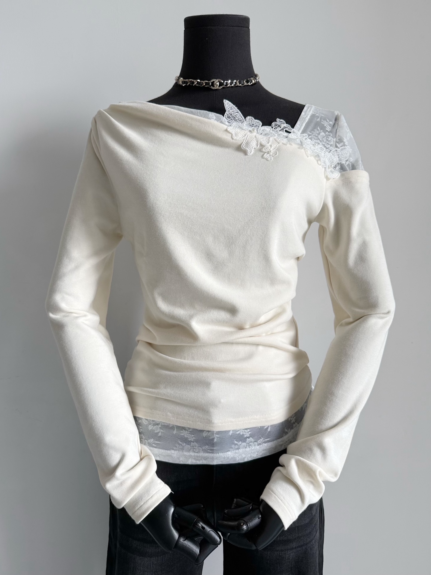 NO:495907,Any lace base produced by my home must be fine. Every time, it is not enough to ship it!! Many customers buy one and buy one and change it to wear it. This kind of base shirt is very comfortable and elegant, and it is not too much. ~~ It is not easy to make large goods at all. Finely sew spliced ​​lace fabric, and hand-sew flowers + small pearls. The hem is stacked and lace echoes, which achieves both comfort and small details. Alexander wang19860909我家蕾丝打底但凡出品必定精品 每次都是货不够发的程度 !! 好多顾客买一囤一换着穿 这种内搭很舒适,单穿也优雅的打底衫 怎么都不嫌多 ~~ 大货制作一点也不简单 精细缝制拼接蕾丝面料 再手工缝制花朵+小珍珠 下摆叠拼蕾丝相呼应 既做到了舒适度又做到了小细节,,alexander wang,Women's clothing